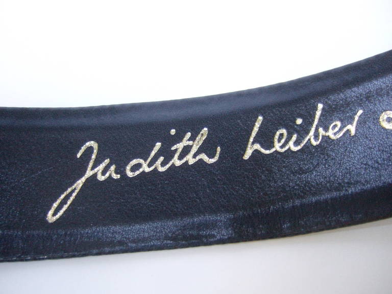 Noir Judith Leiber Ceinture en métal doré avec boucle en forme d'équine en cuir bleu gaufré, circa 1980 en vente