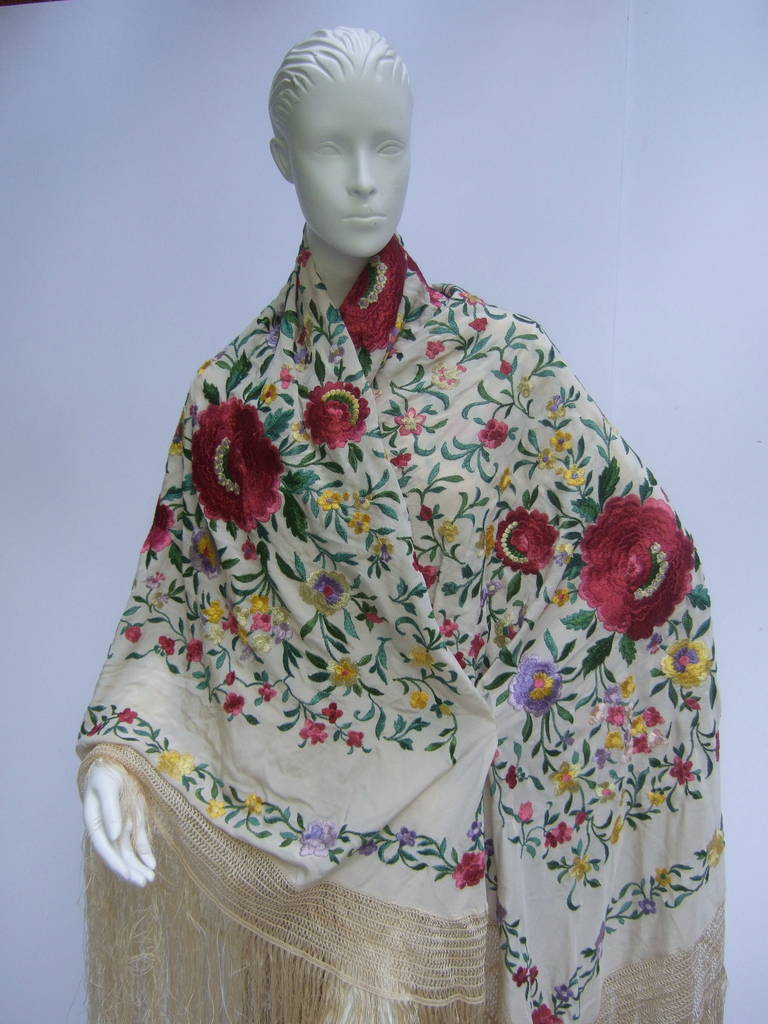 1920s Exotic Silk Floral Embroidered Piano Shawl In Good Condition In University City, MO
