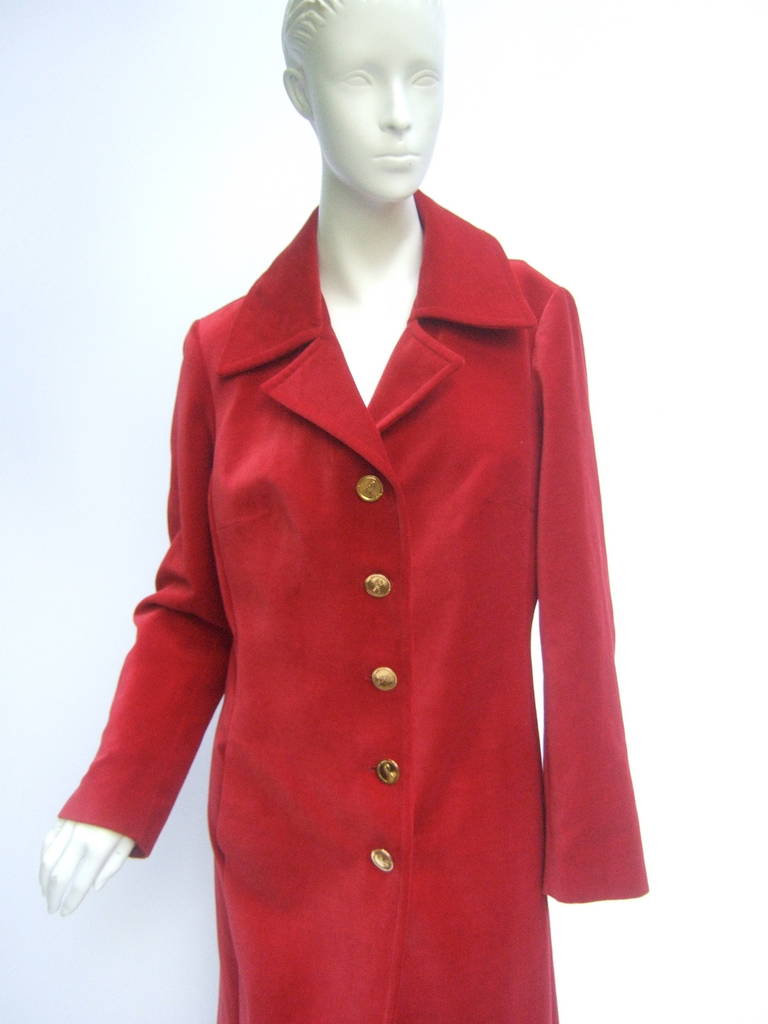 Roberta di Camerino Scarlet red velvet coat Made in Italy c 1970
The elegant red velvet coat is adorned with gilt metal buttons
with di Camerino's signature script 