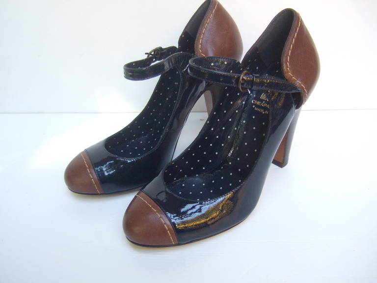 Escarpins à lanière Mary Jane Moschino Cheap & Chic. Fabriqué en Italie Taille 36,5
Ces chaussures italiennes élégantes sont conçues en cuir verni bleu nuit
combiné avec du cuir brun mat sur les orteils et les talons extérieurs
Le cuir marron est