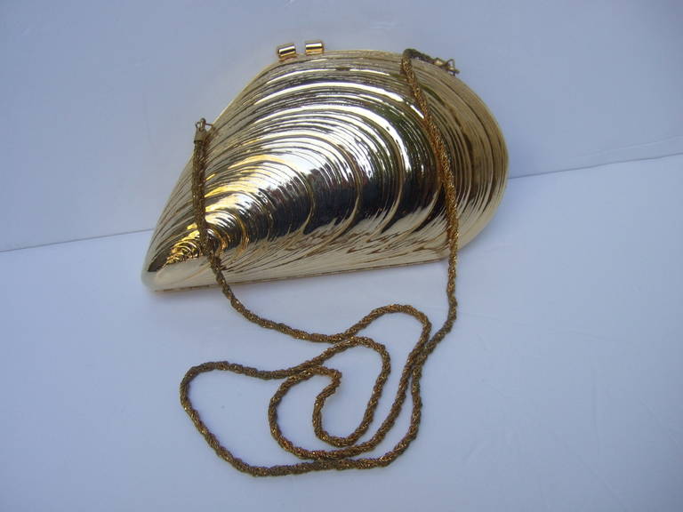Opulent Gilt Metal Clam Shell Evening Bag Made in Italy c 1970 In Excellent Condition In University City, MO