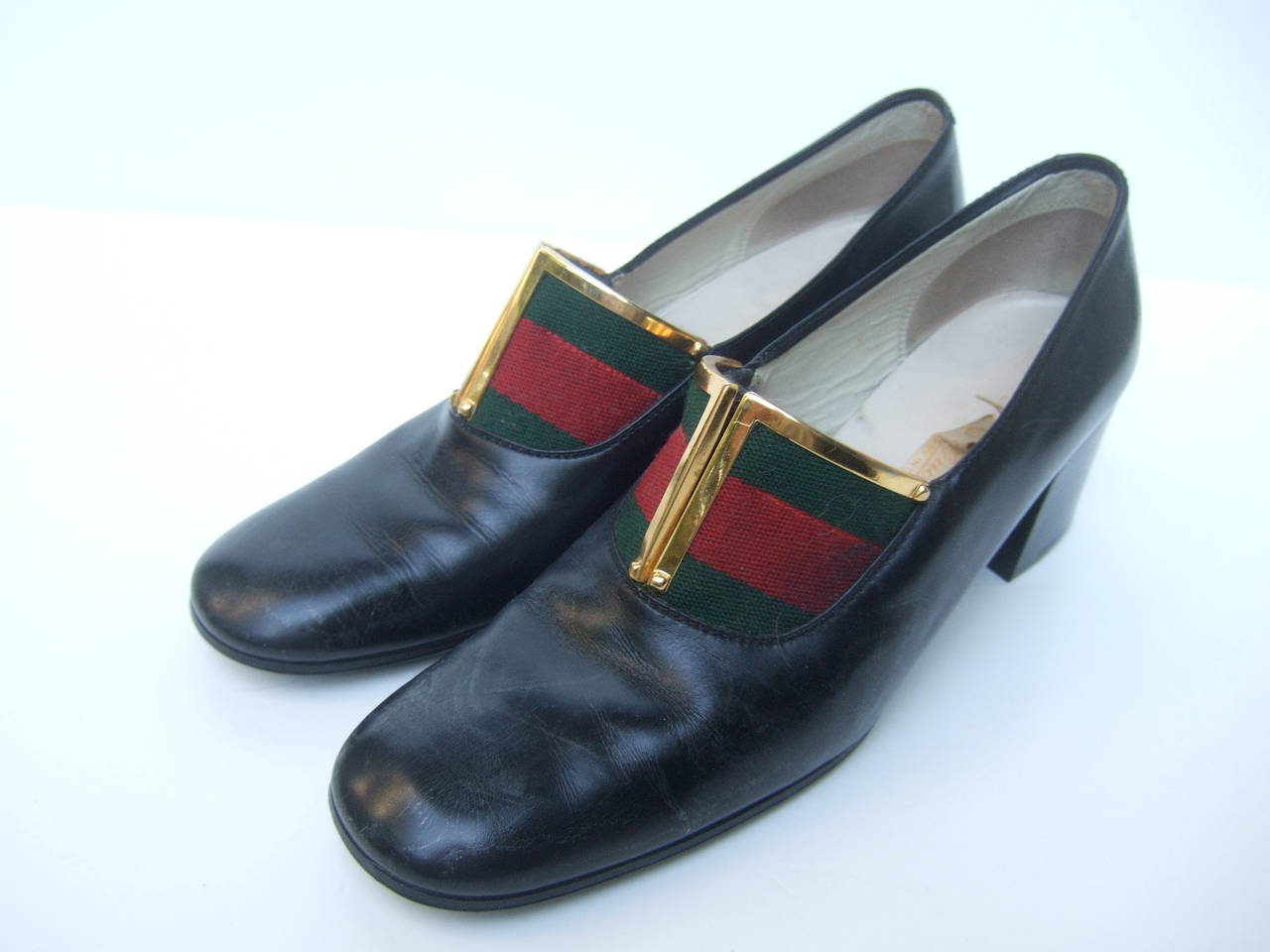 GUCCI Italy Ebony leather striped trim shoes Size 38 AA c 1970
The stylish Italian shoes are designed with black leather
accented with Gucci's signature red & green webbed stripe
The stripe detail is framed with sleek gilt metal trim
Decades