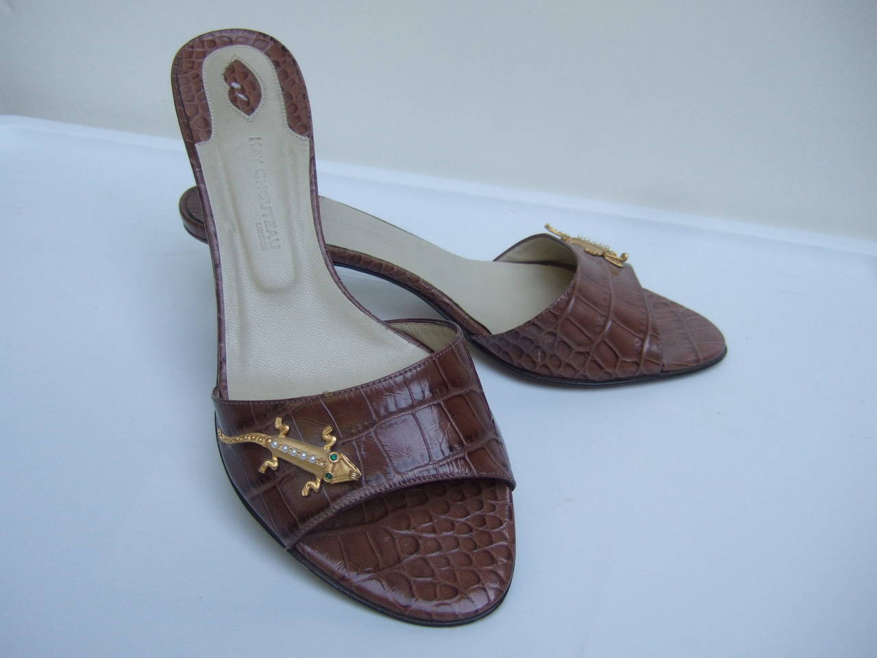 Embossed Brown Leather Mules with Jeweled Gecko's Size 7.5 Made in Italy In Excellent Condition For Sale In University City, MO