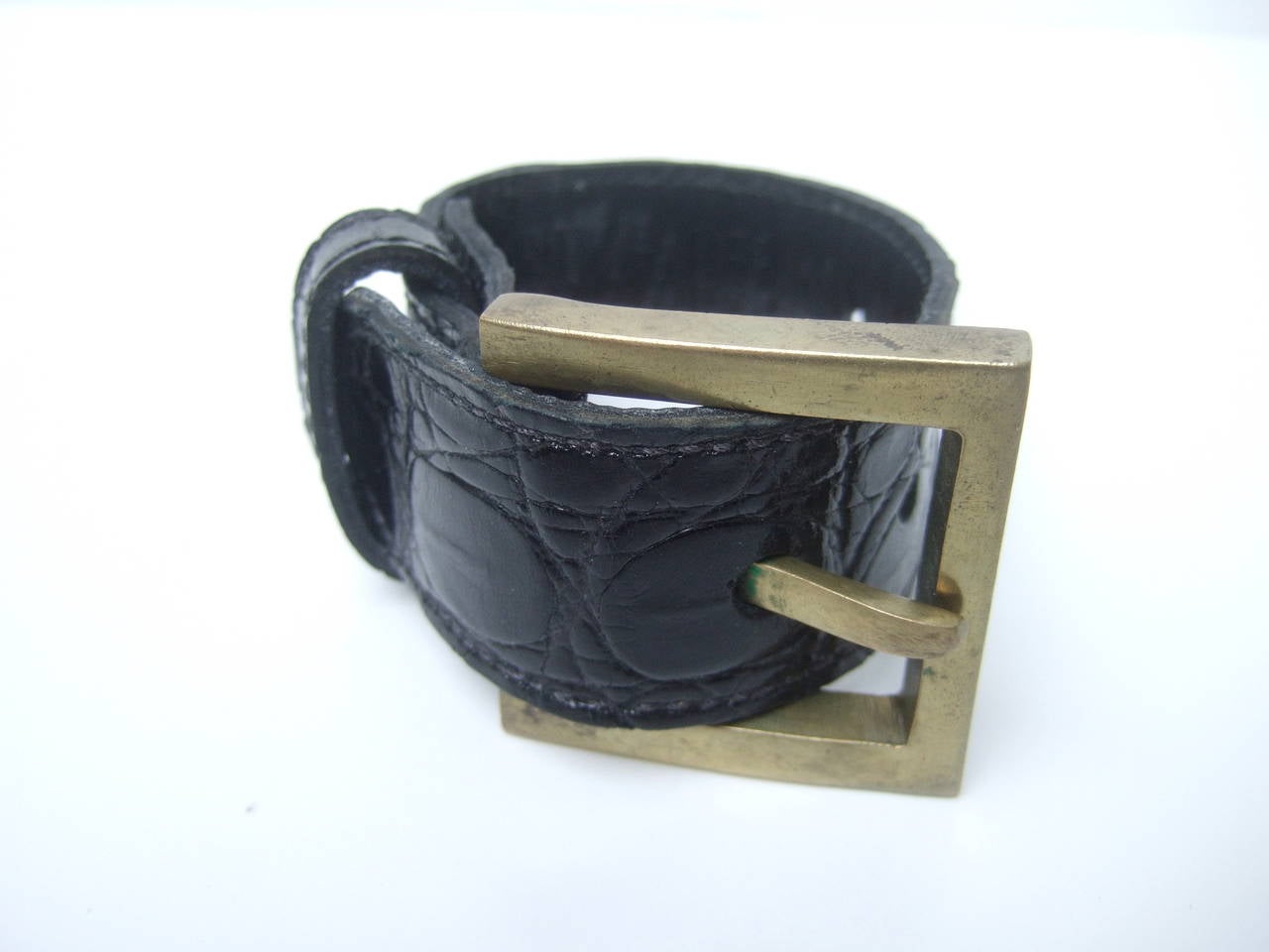 Bracelet à boucle en laiton d'alligator noir véritable conçu par Johnny Farah 
Le large bracelet unisexe exotique et élégant est orné d'une boucle en laiton massif
Le bracelet exotique constitue un accessoire unique très élégant

Estampillé :