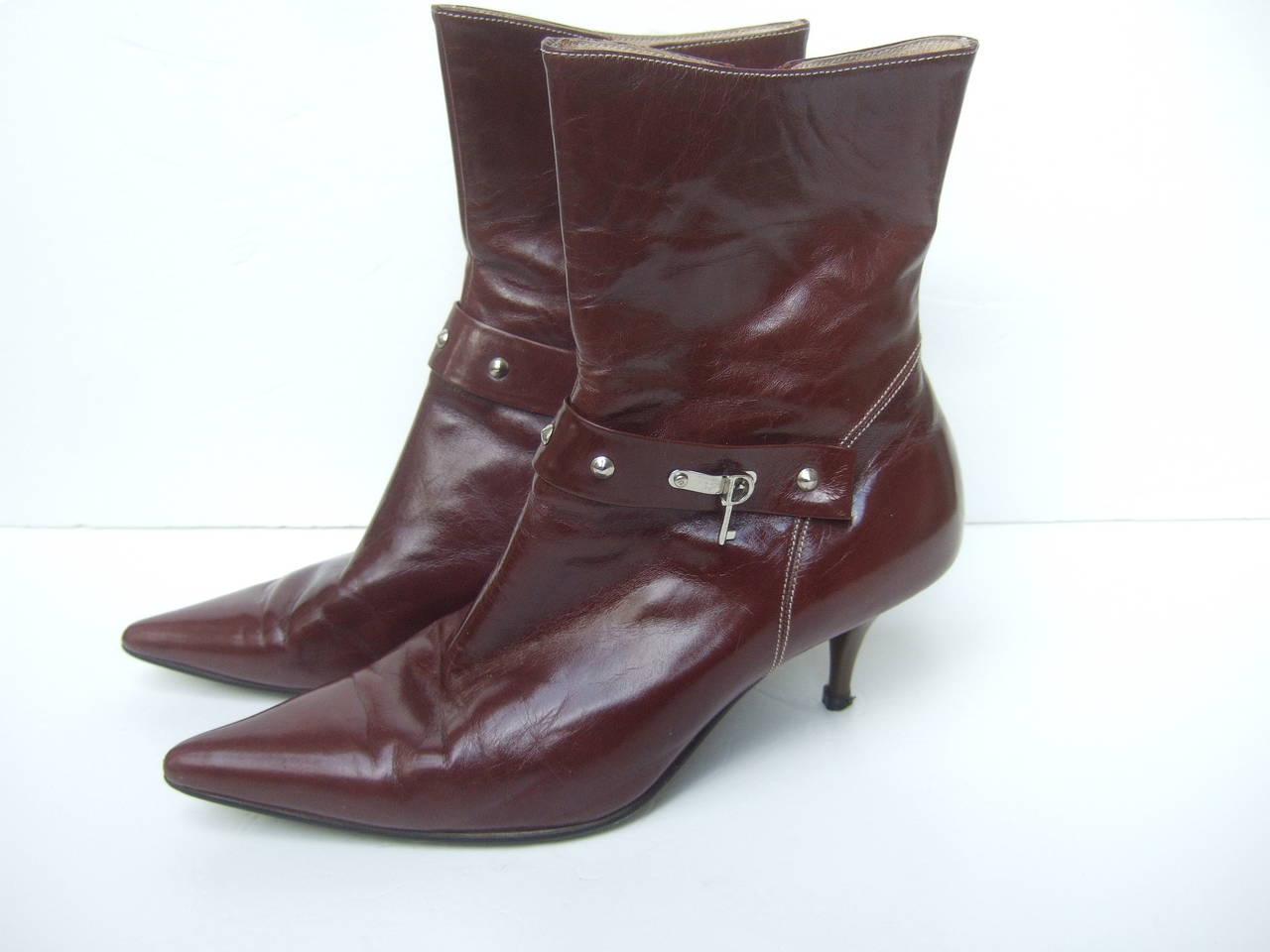 Dior Brown leather ankle boots with lock & key charms Size 40
The stylish high fashion ankle boots are embellished with a silver metal key on one boot. The other boot is adorned with a silver metal padlock stamped Dior

The supple leather is a