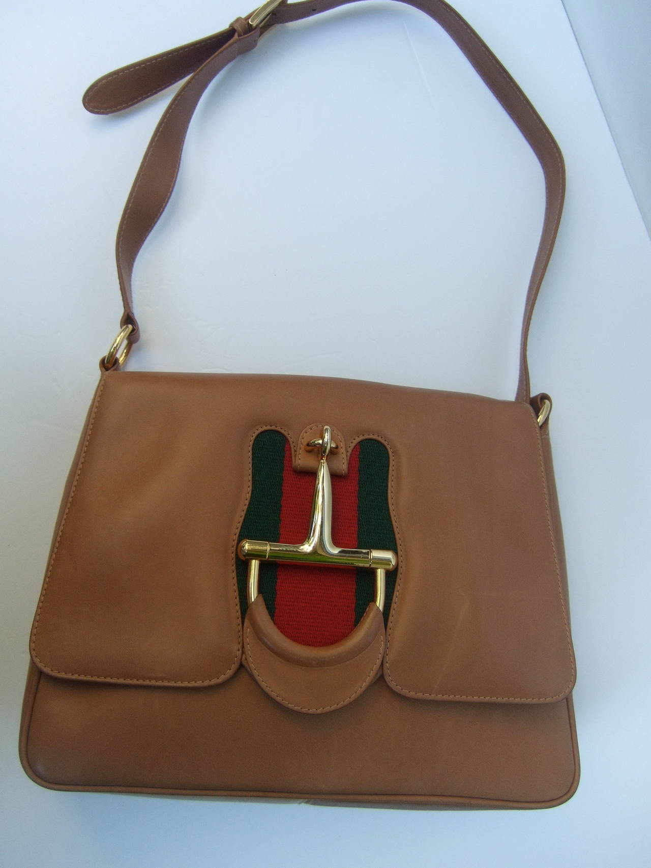 Gucci Caramel Brown Leather Horse Bit Shoulder Bag c 1970s In Good Condition In University City, MO
