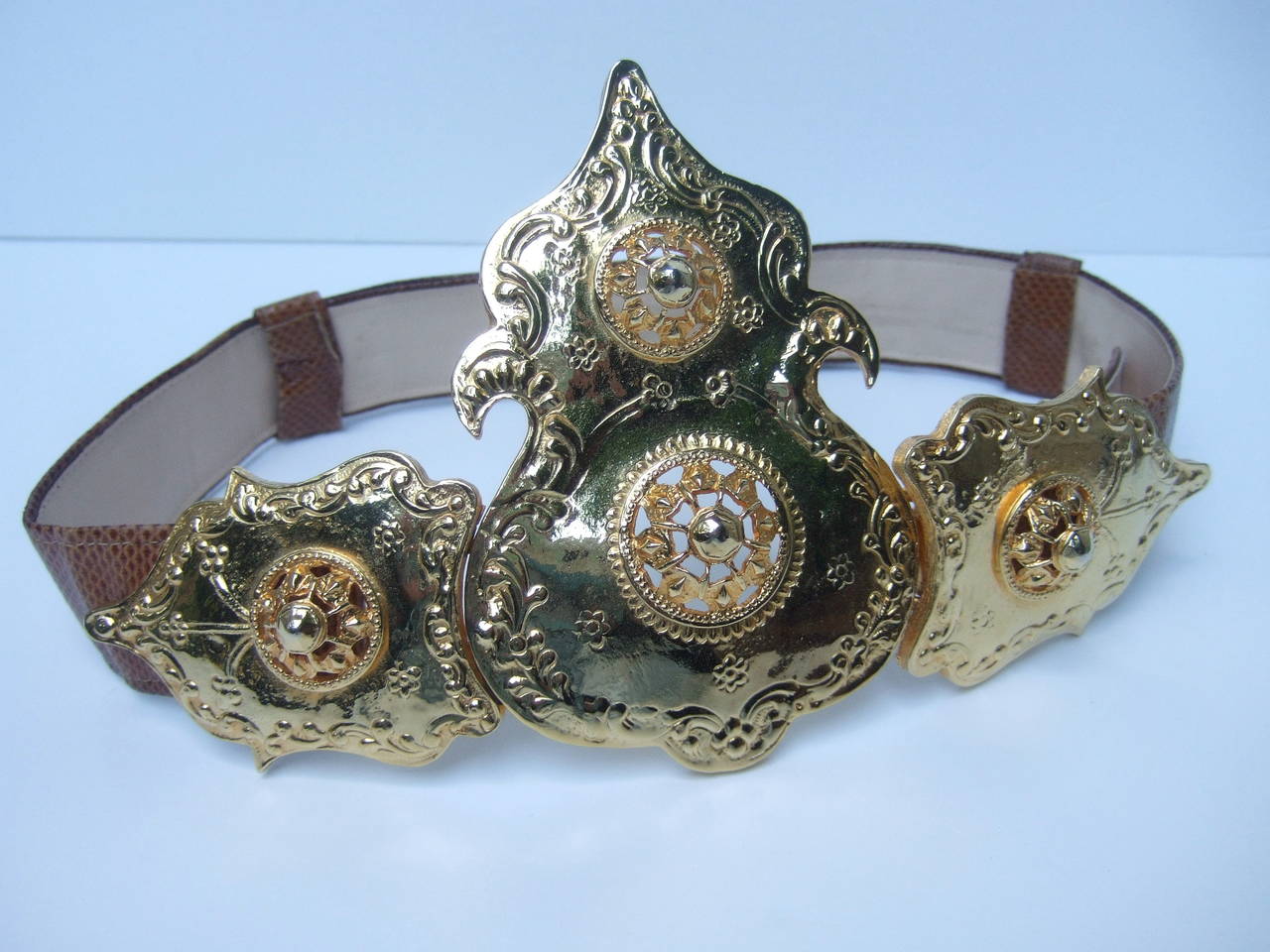 ALEXIS KIRK Massive Ornate Gilt Metal Brown Leather Belt ca 1980s In Good Condition In University City, MO