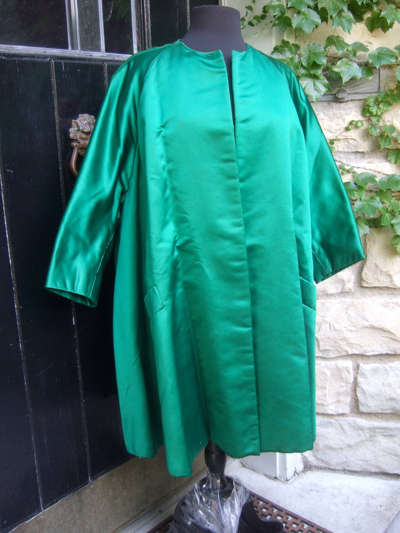 Neiman Marcus Emerald Green Duchess Satin Evening Coat c 1960 In Good Condition In University City, MO