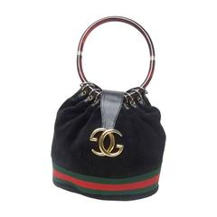 Luxuriöse schwarze Gucci-Tasche aus Wildleder mit Lucite-Griff. 1970's.