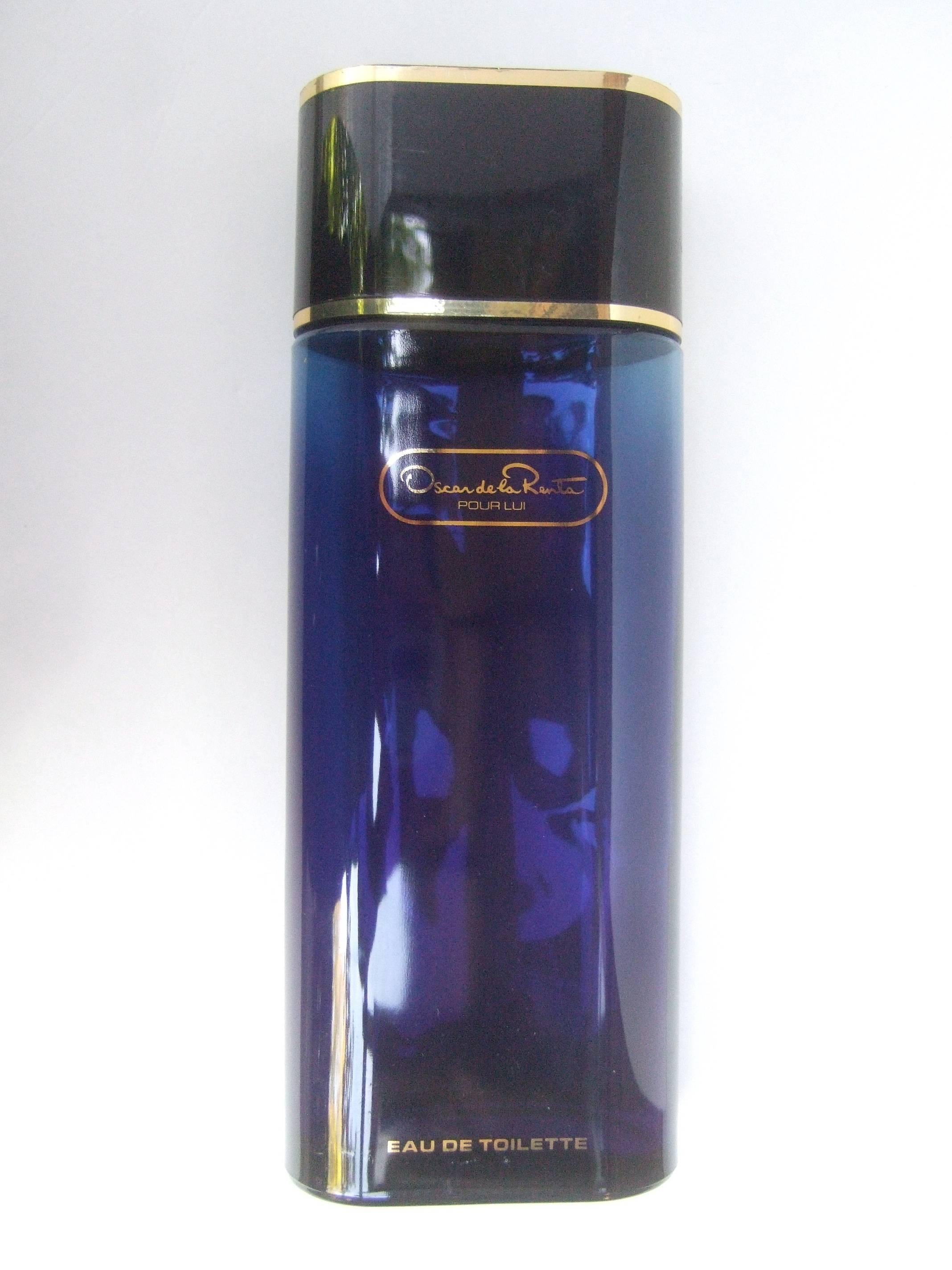 Oscar de la Renta Große kobaltblaue Factice-grance-Vitrinenflasche im Zustand „Gut“ im Angebot in University City, MO
