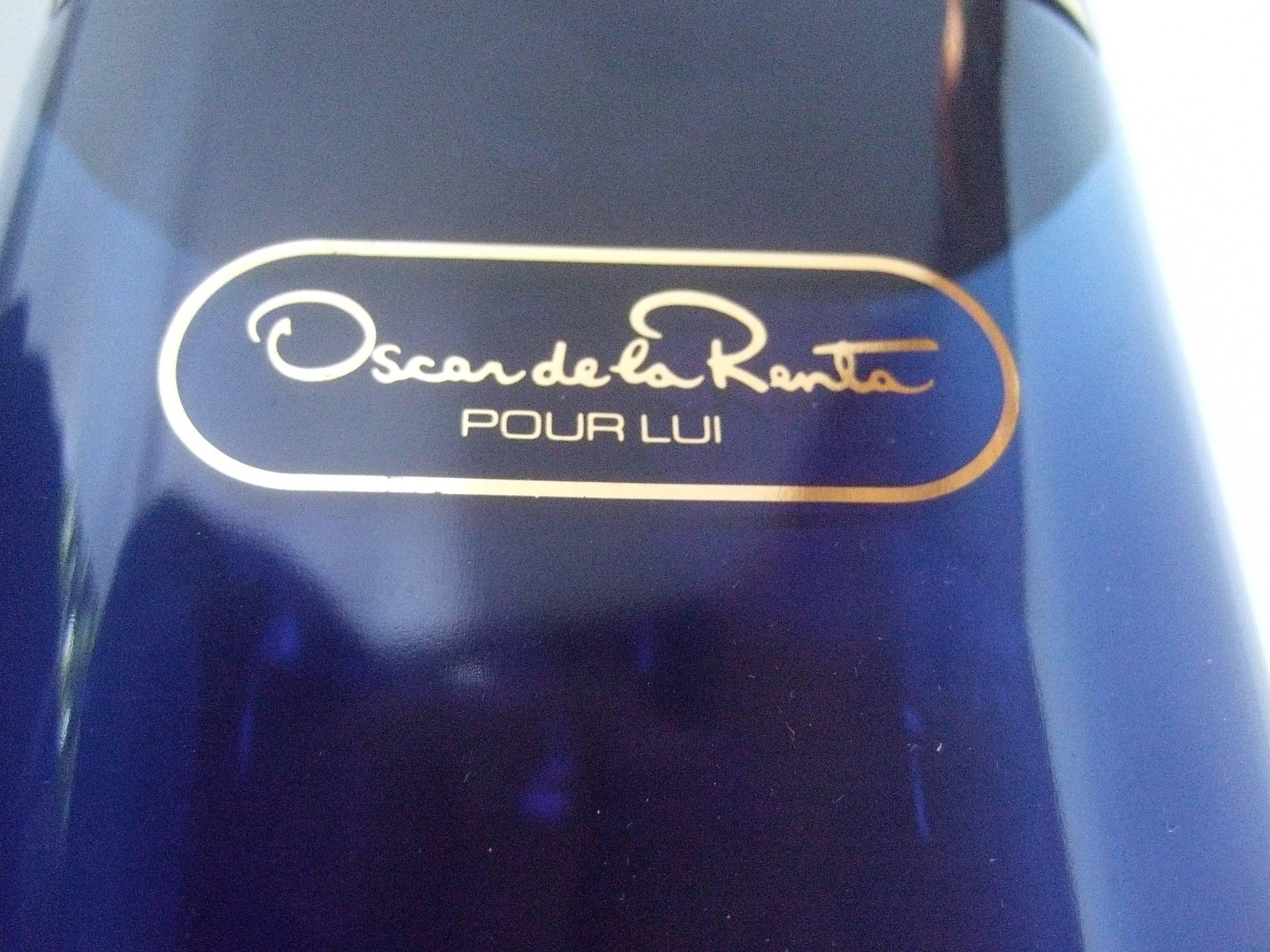 Oscar de la Renta Große kobaltblaue Factice-grance-Vitrinenflasche (Violett) im Angebot