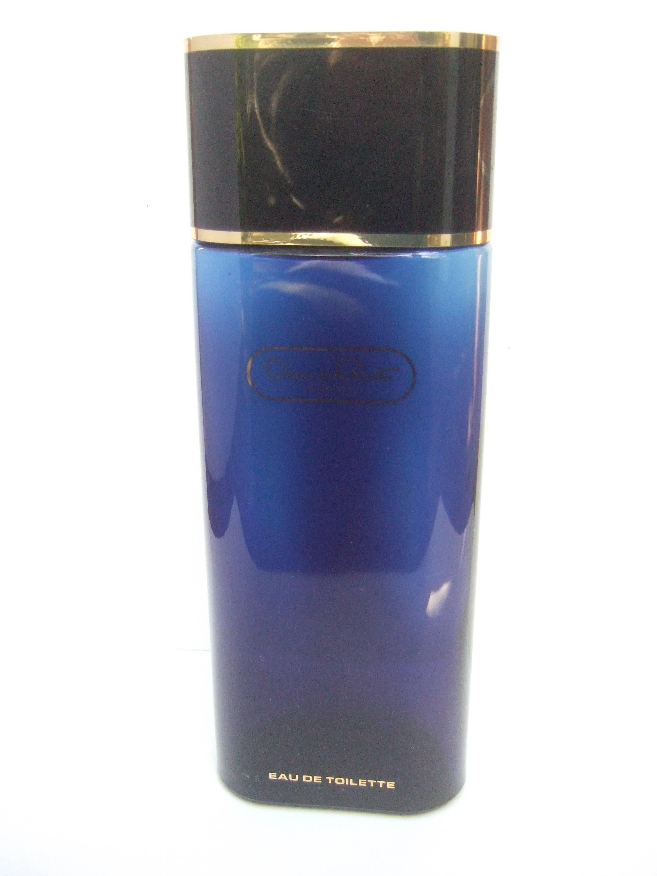 Oscar de la Renta Large cobalt blue glass factice fragrance display bottle
The large replica fragrance bottle is labeled Oscar de la Renta 
Pour Lui 

The sleek mock fragrance bottle makes a stylish decorative
collectible

Measurements 
The