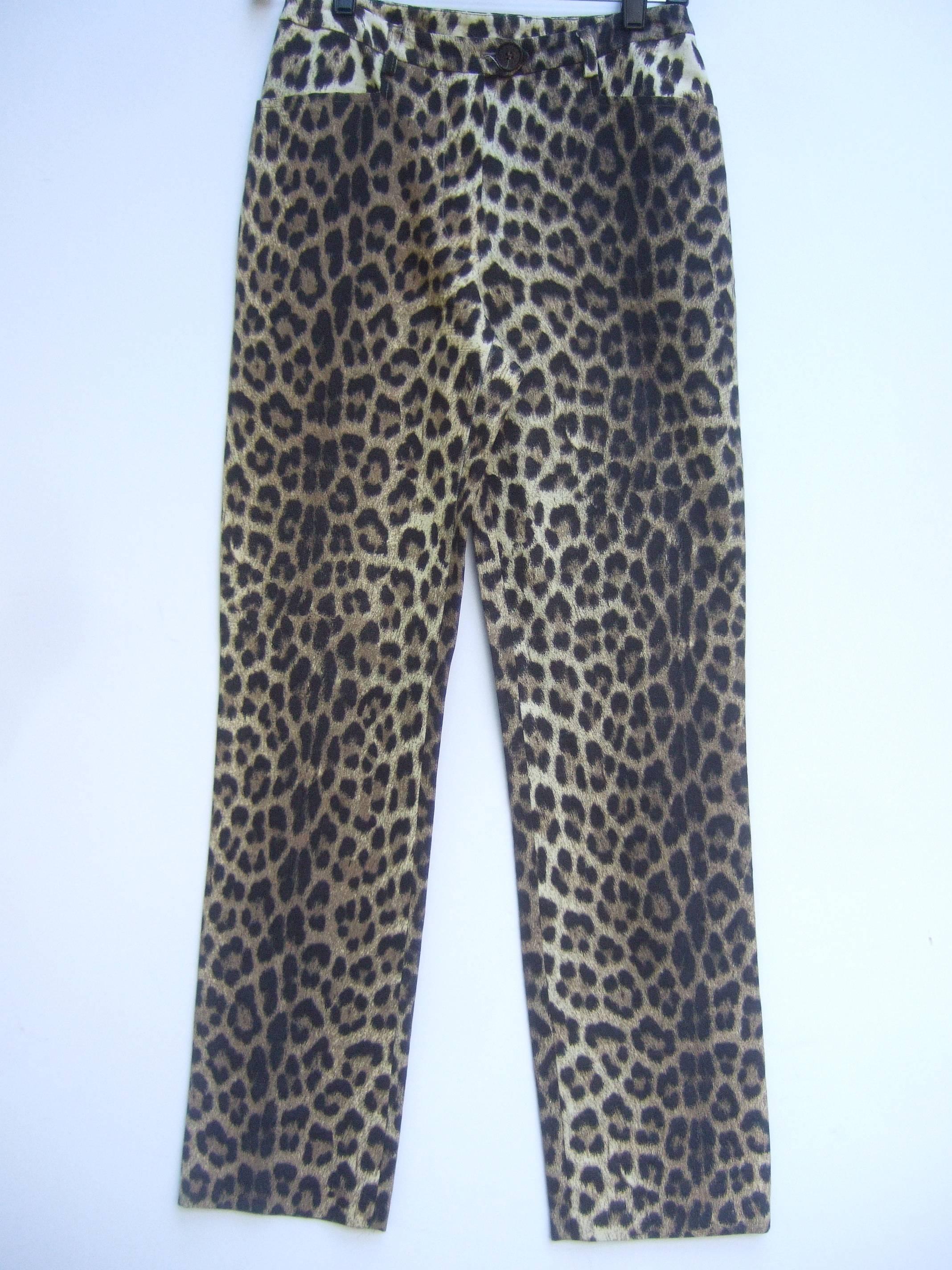 Moschino Cheap & Chic Leopard print jeans US Size 6 
The trendy animal print jeans are designed with two 
front hip pockets

The brown resin waist button is stamped Cheap & Chic 

Labeled: Cheap and Chic by Moschino 
Made in Italy 

US Size