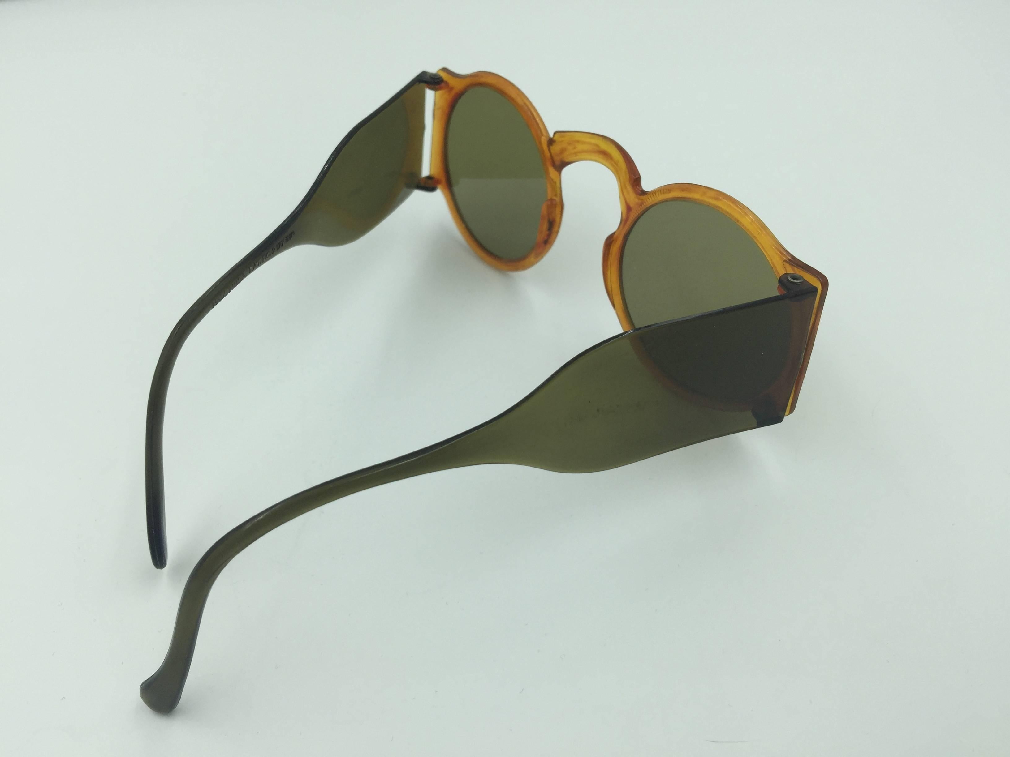 

1930's Faux Tortoise Sunglasses with side shields.

Amazingly unique!

Original 1930's sunglasses in good condition appear only very rarely 
on the vintage market today.

The lenses and side shields are a gray/green tone depending on the