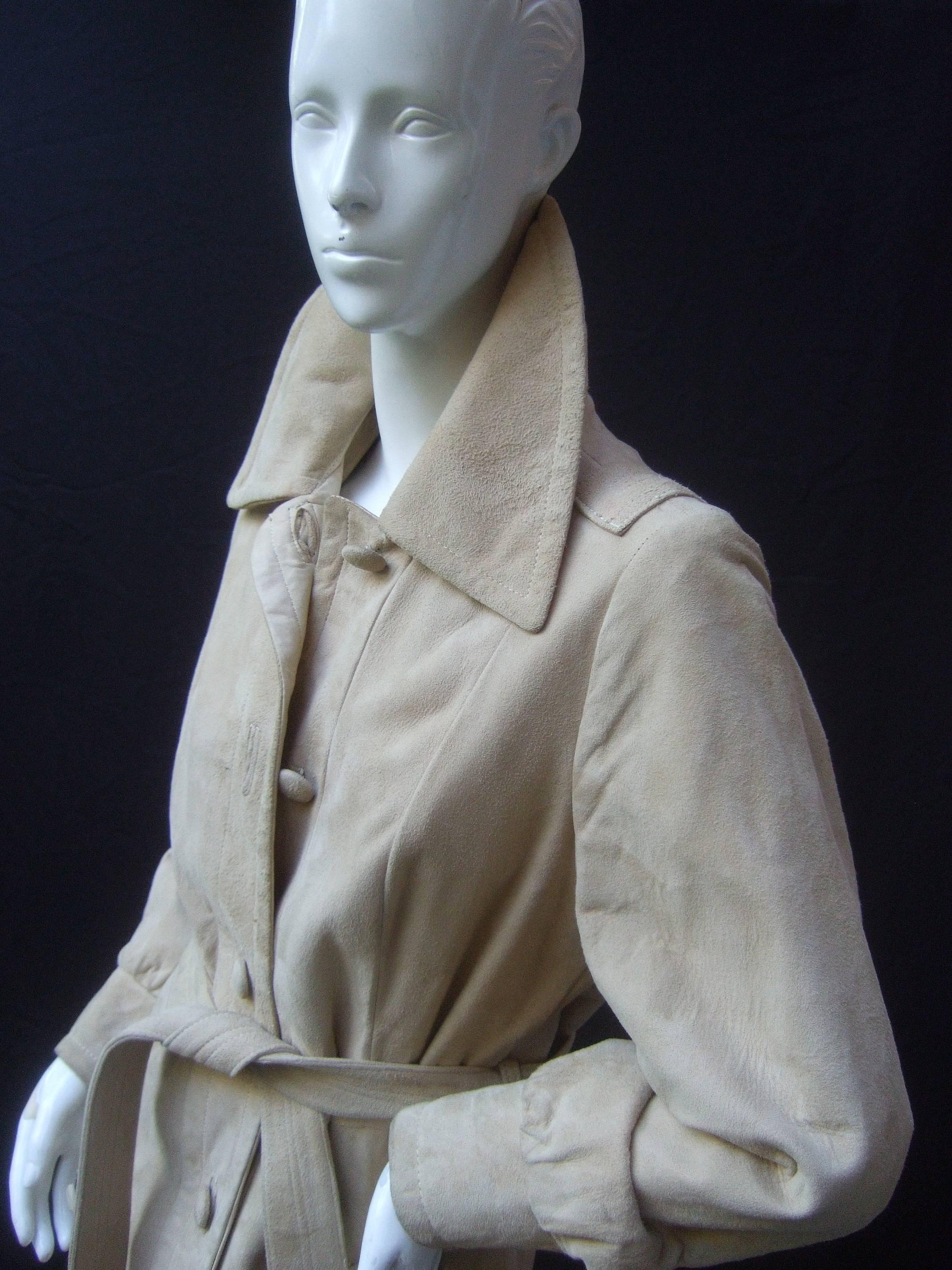 1970s Plush Tan Doeskin Suede Belted Trench Coat In Good Condition In University City, MO