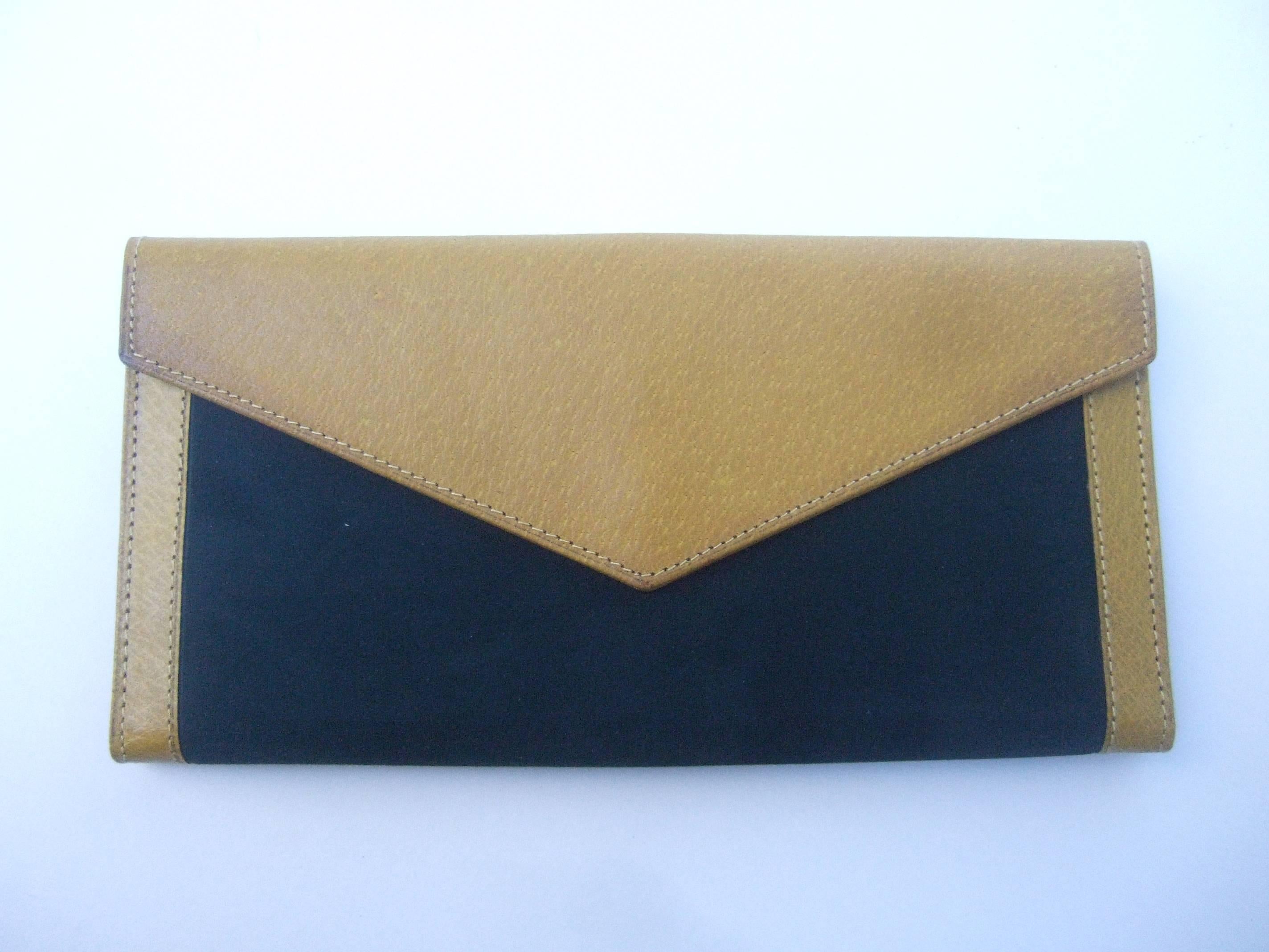 Women's Gucci Rare Green Suede Hand Clasp Wallet c 1970s