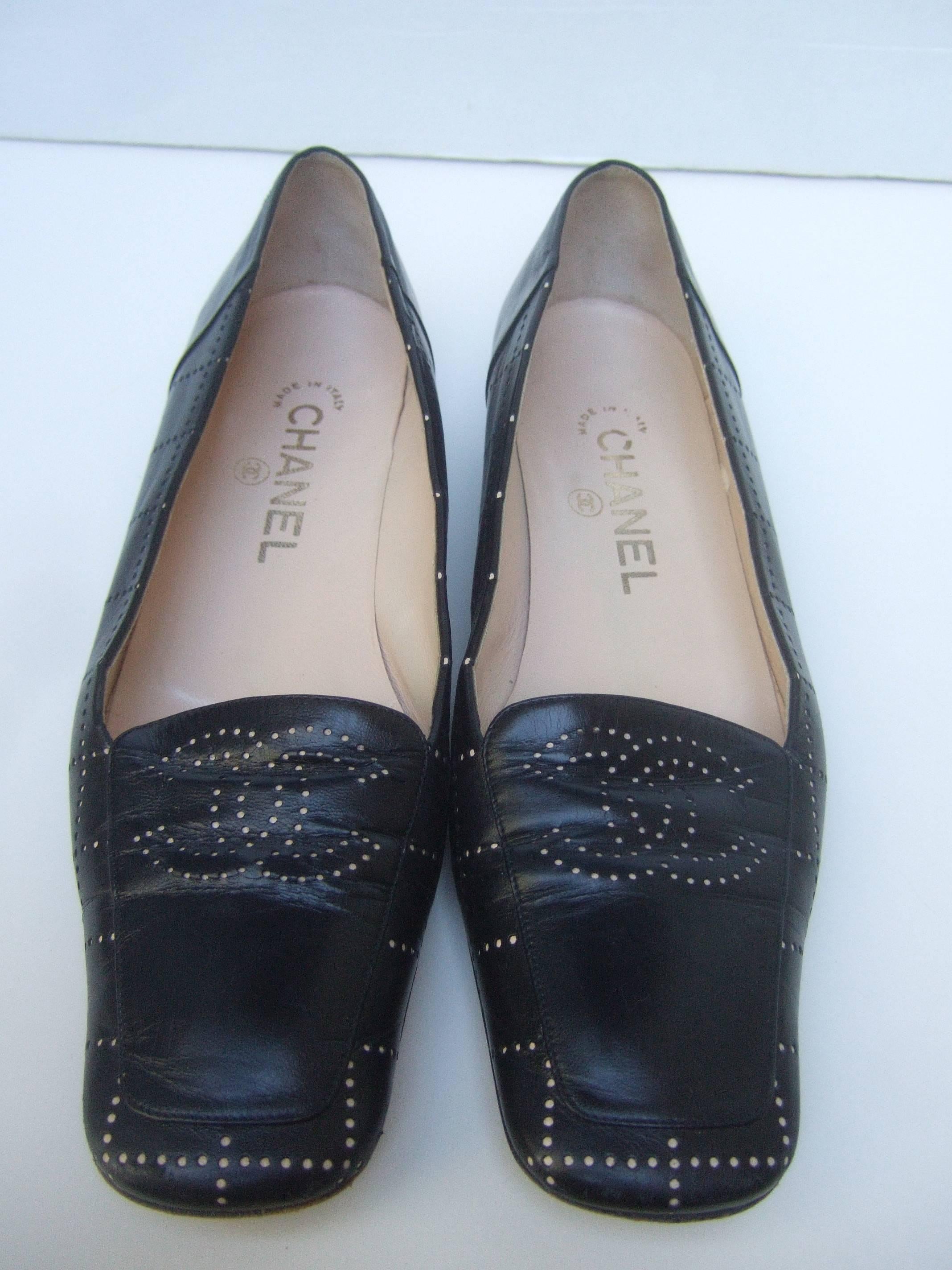 Chanel Stylish Black Leather Perforated Skimmer Flats Size 37.5 In Good Condition In University City, MO