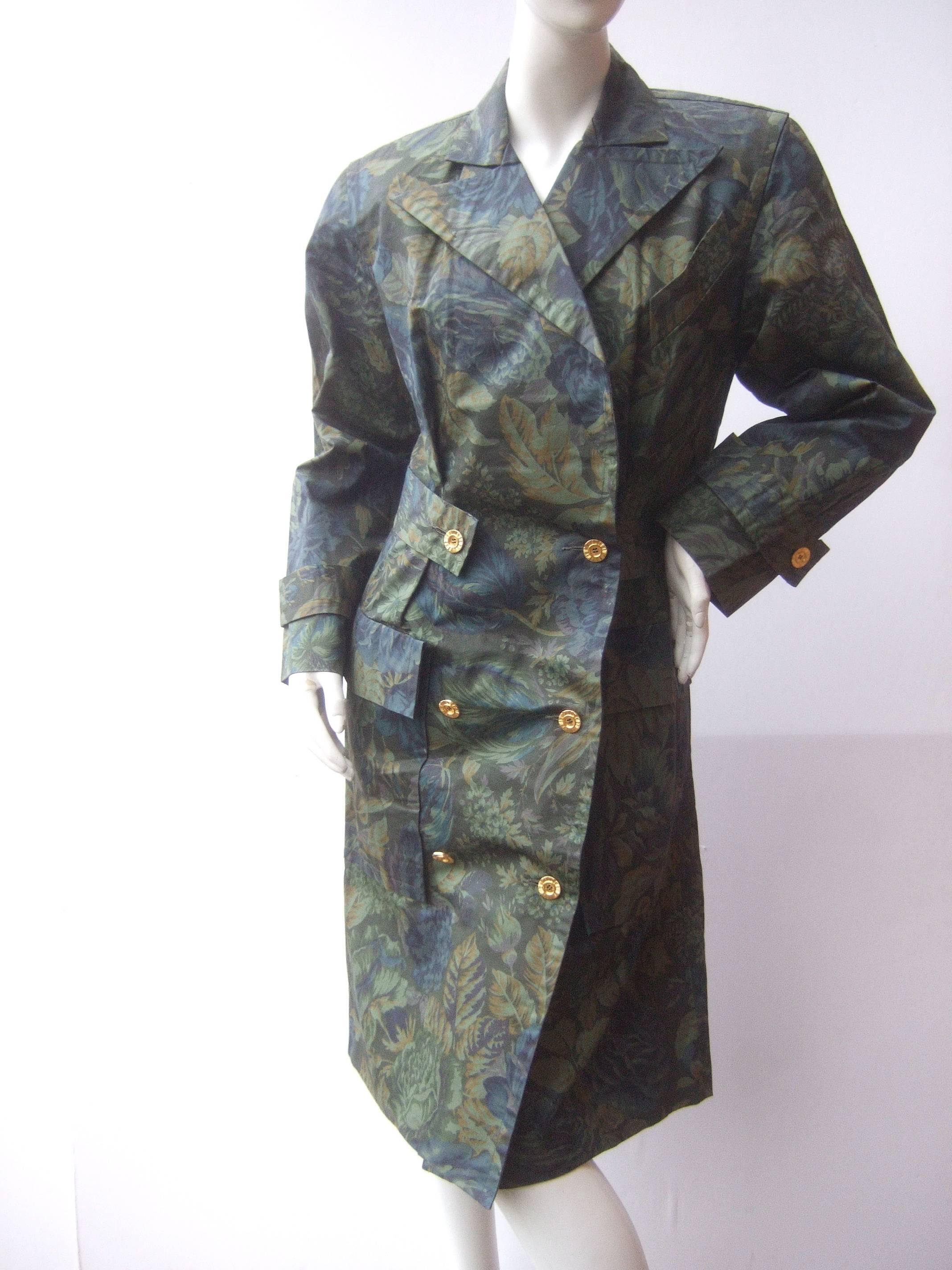 Balenciaga Paris trench-coat en coton fleuri poli
L'élégant manteau de créateur est illustré par un champ
de luxuriantes roses bleues / grises à imprimé floral 

La profusion de roses est entourée d'une discrète 
feuillage vert. Ce manteau chic