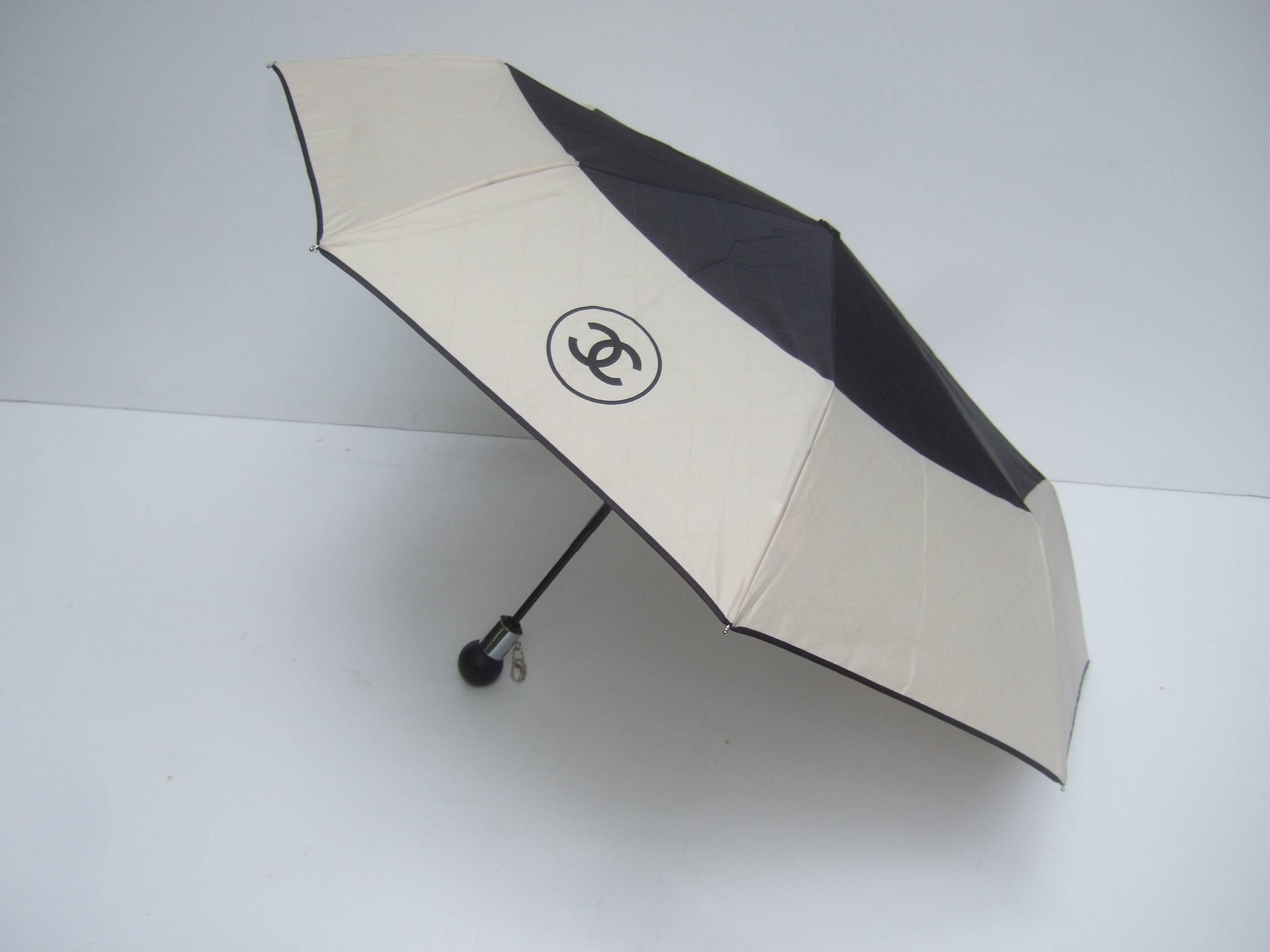 Chanel Stilvolle Schwarz und Elfenbein Nylon Regenschirm in Chanel Box 5
