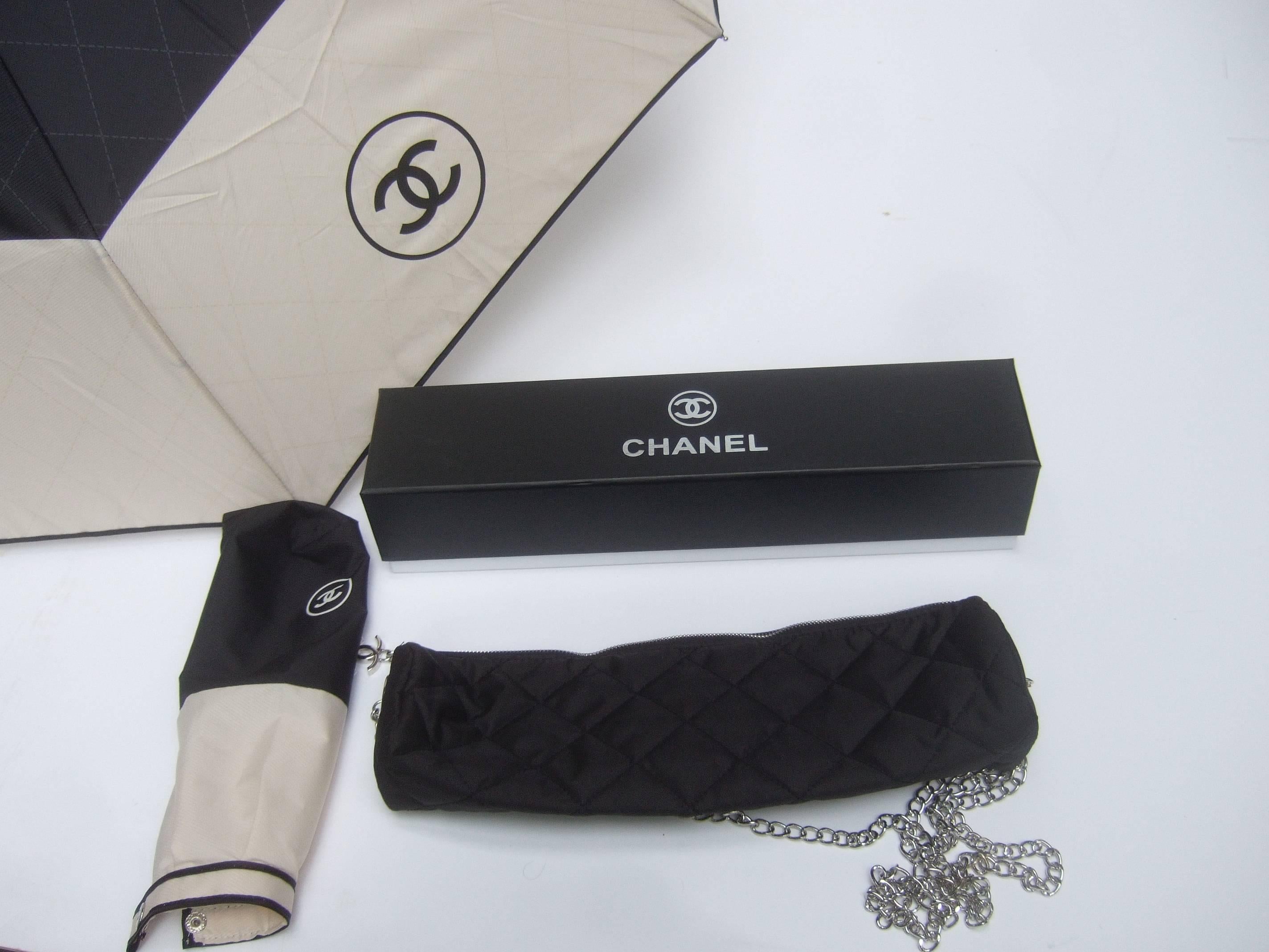 Chanel Stilvolle Schwarz und Elfenbein Nylon Regenschirm in Chanel Box im Zustand „Neu“ in University City, MO