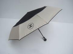 Chanel Parapluie élégant en nylon noir et ivoire dans une boîte Chanel