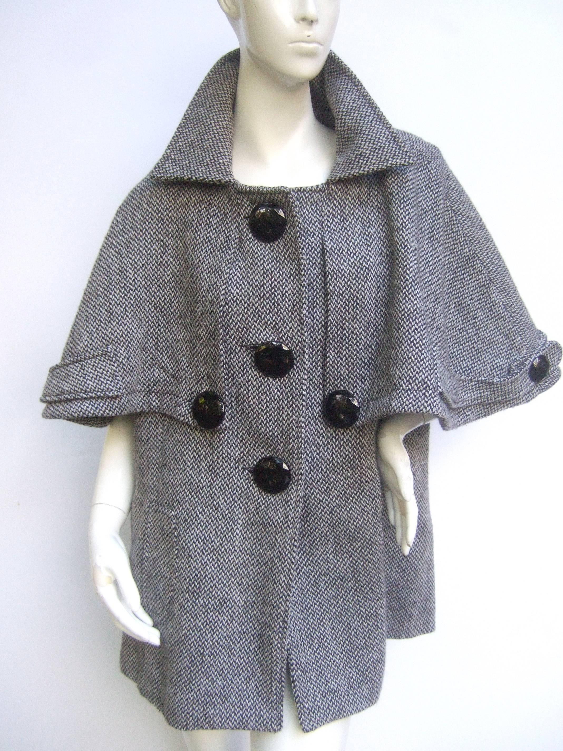 Manteau élégant et unique Capelet à chevrons en laine mélangée 3/4 Bon état - En vente à University City, MO