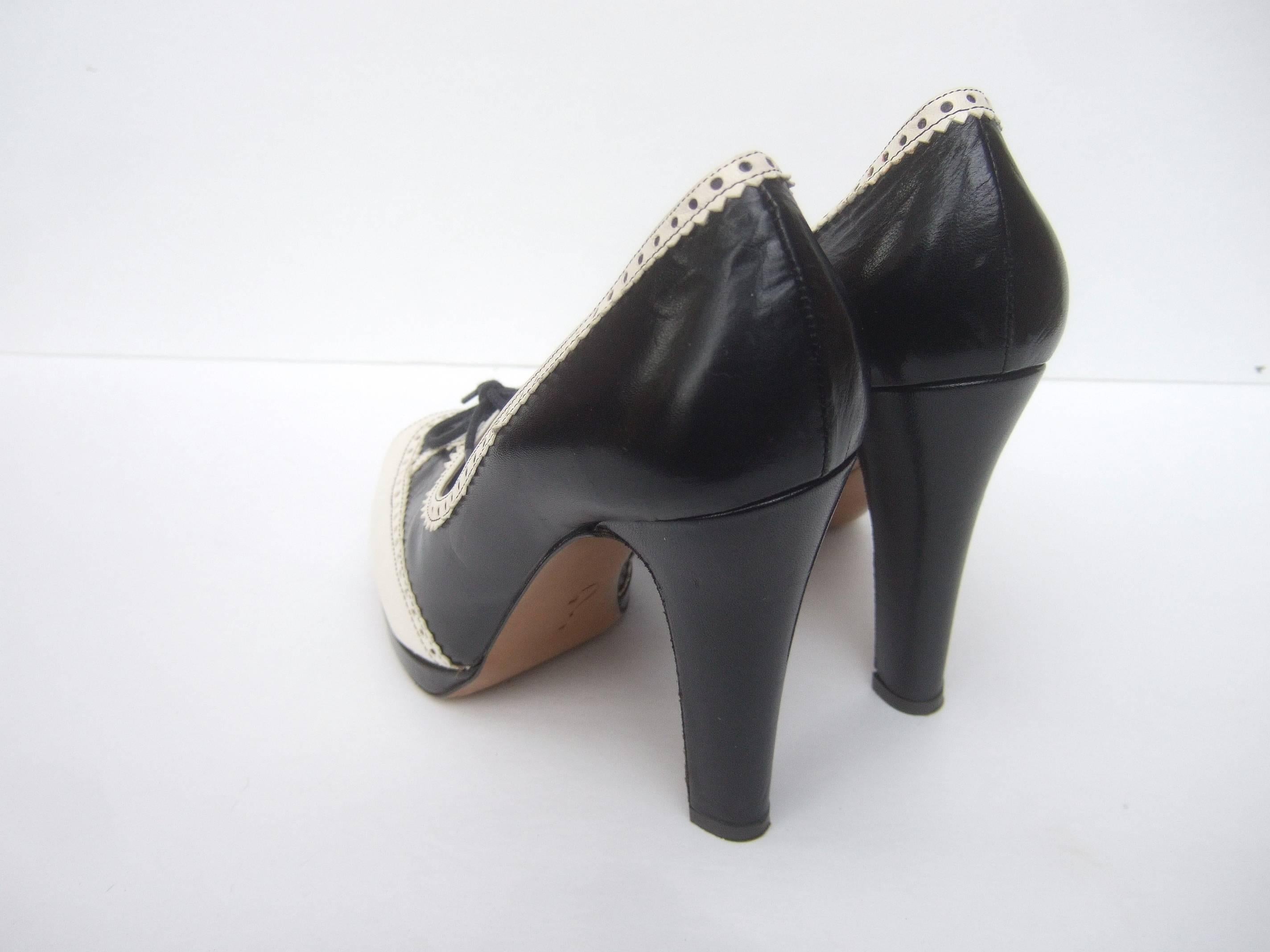 Moschino Italy Black & White Leather Peep Toe Pumps Size 39.5  In Good Condition In University City, MO