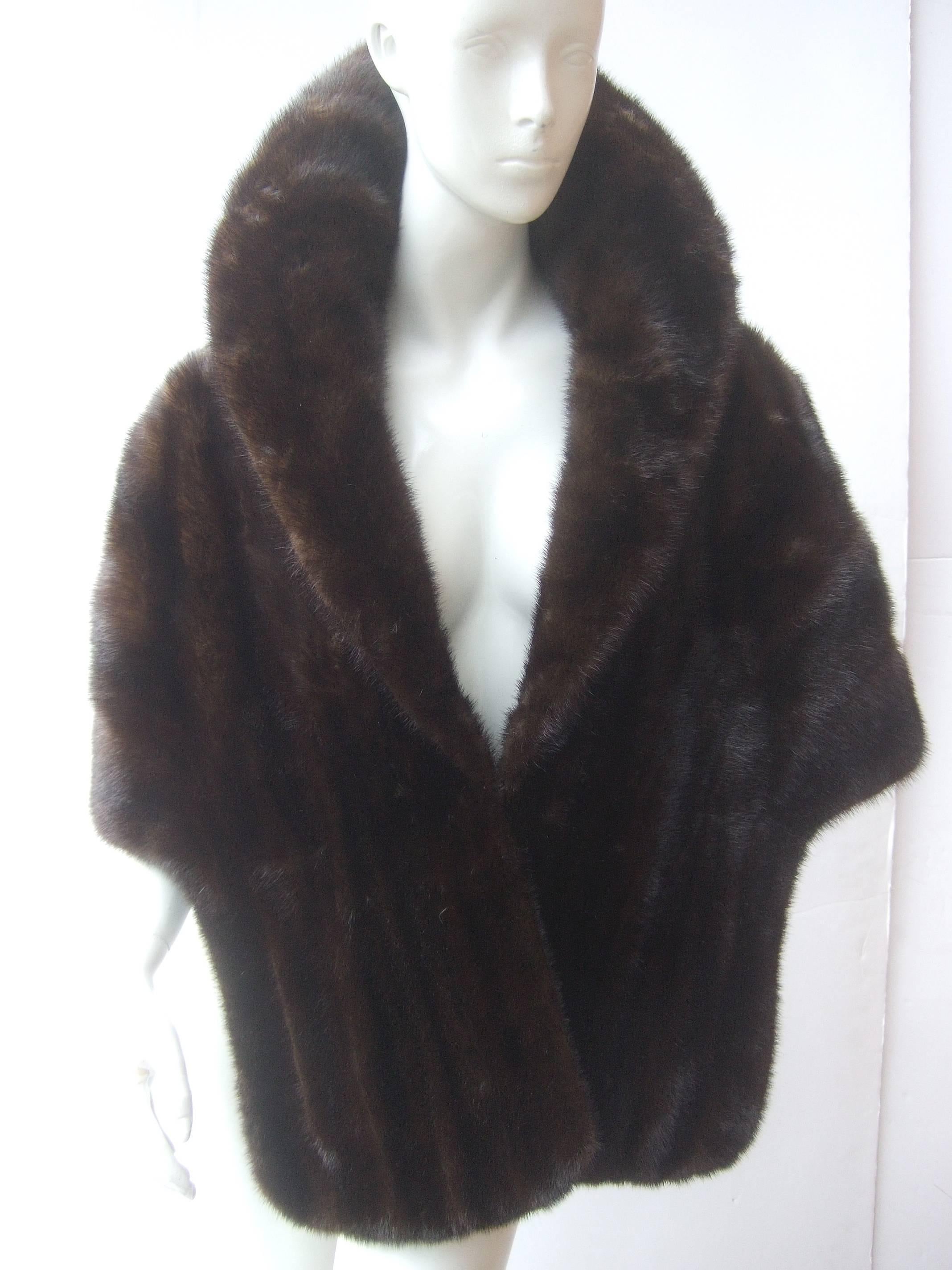Luxurious plush mahogany brown mink stole
The elegant vintage mink stole is designed 
with lustrous dark brown mink fur pelts

The chic mink stole is embellished with
a dramatic mink fur collar that can folded 
up around the neckline. Designed