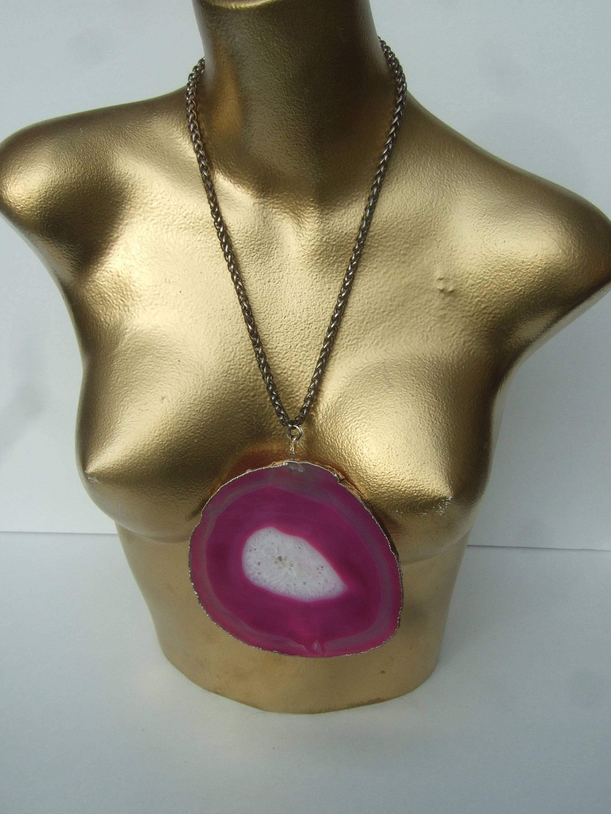 Artigiano Collana con ciondolo a fette di agata fucsia massiccia in vendita