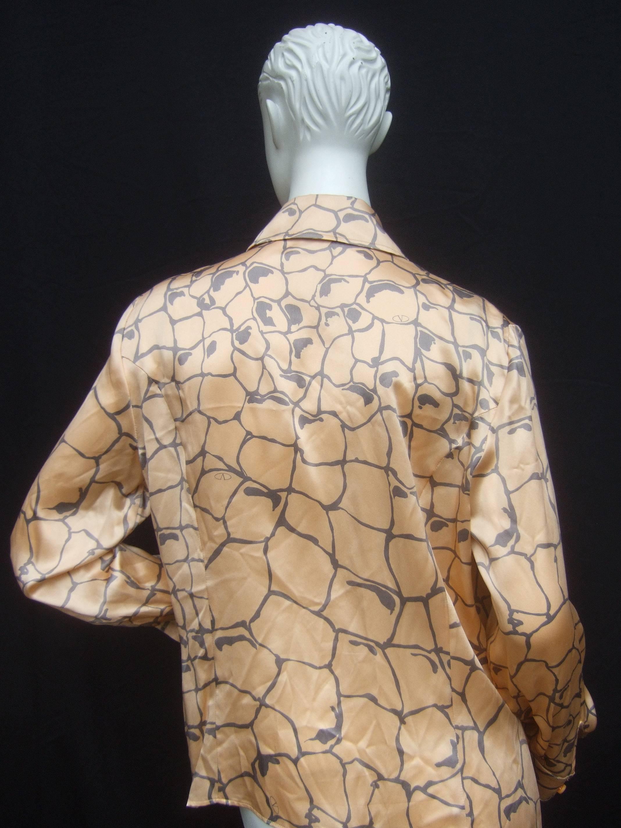 Valentino Italy Silk Charmeuse Peach and Gray Print Blouse US Size 12 en vente 4