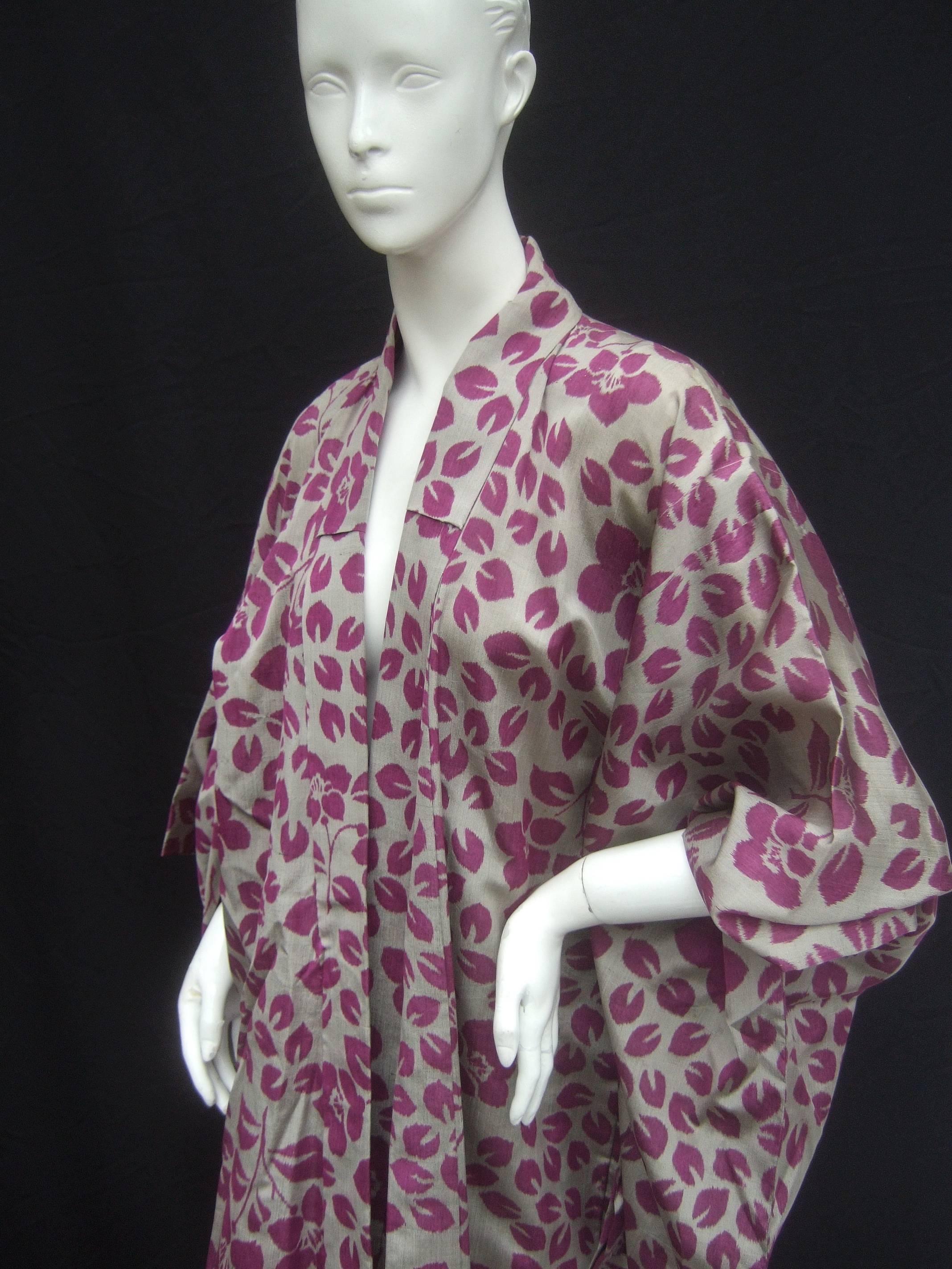 Gray Japanese Style Flower Print Kimono Robe c 1970s