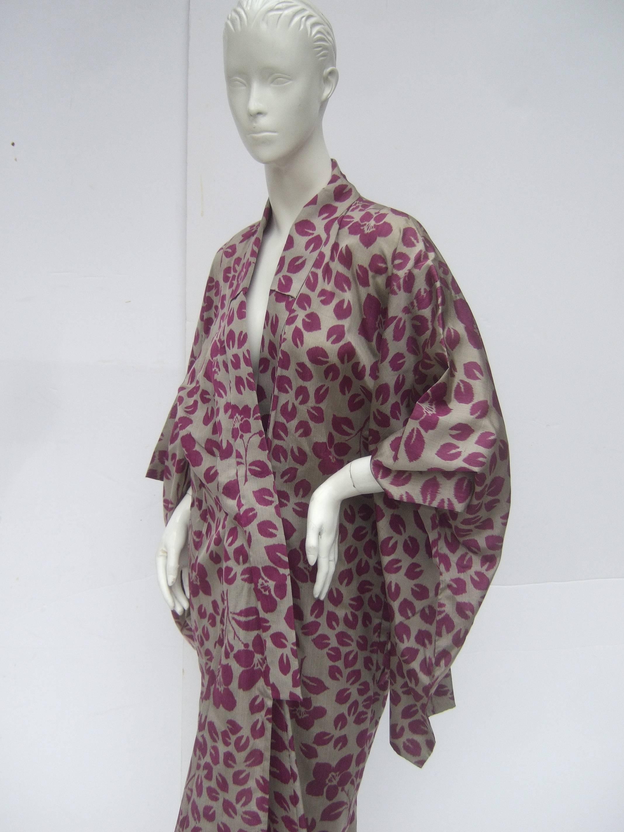 Women's Japanese Style Flower Print Kimono Robe c 1970s