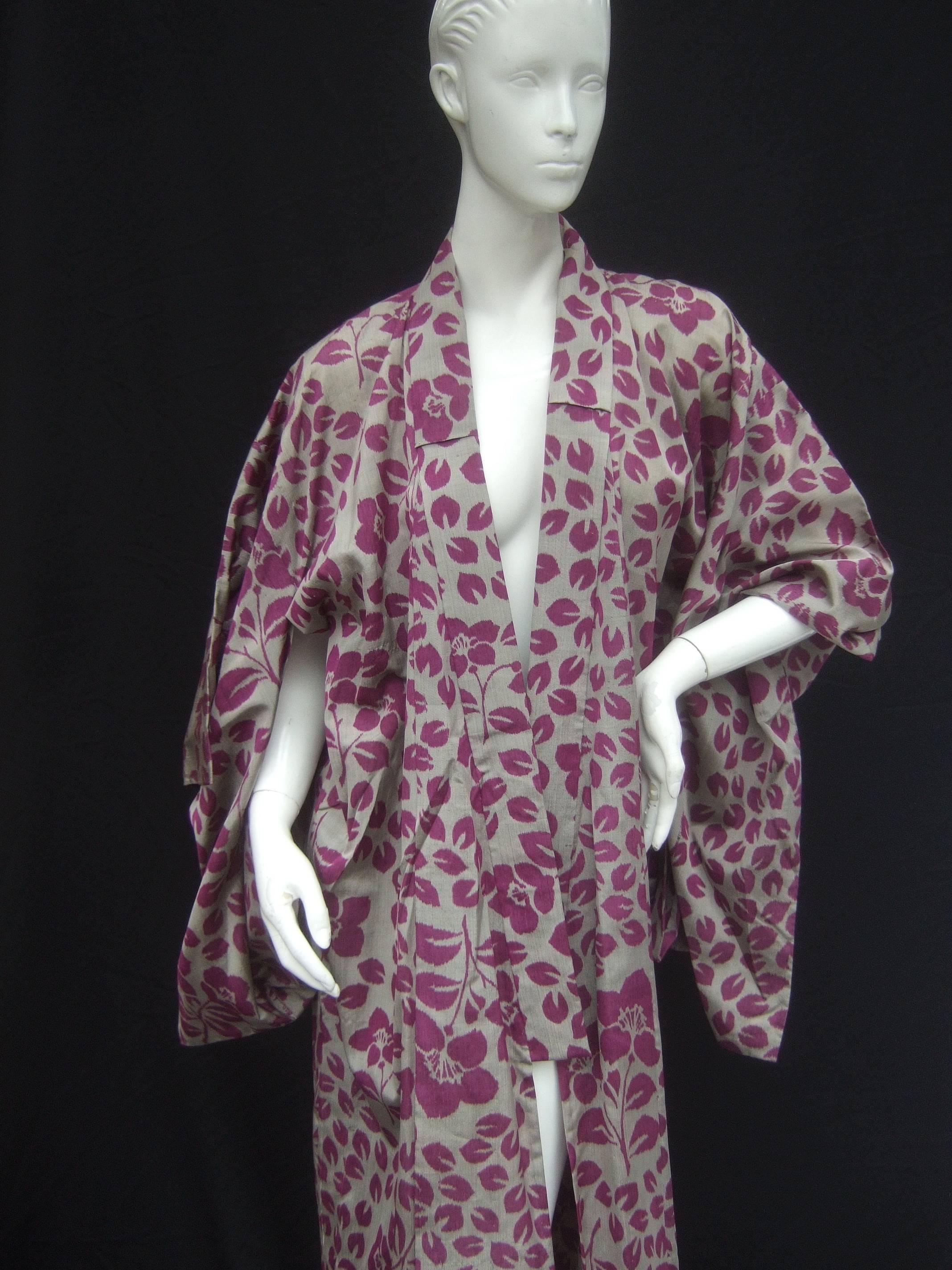 Japanese Style Flower Print Kimono Robe c 1970s In Good Condition In University City, MO