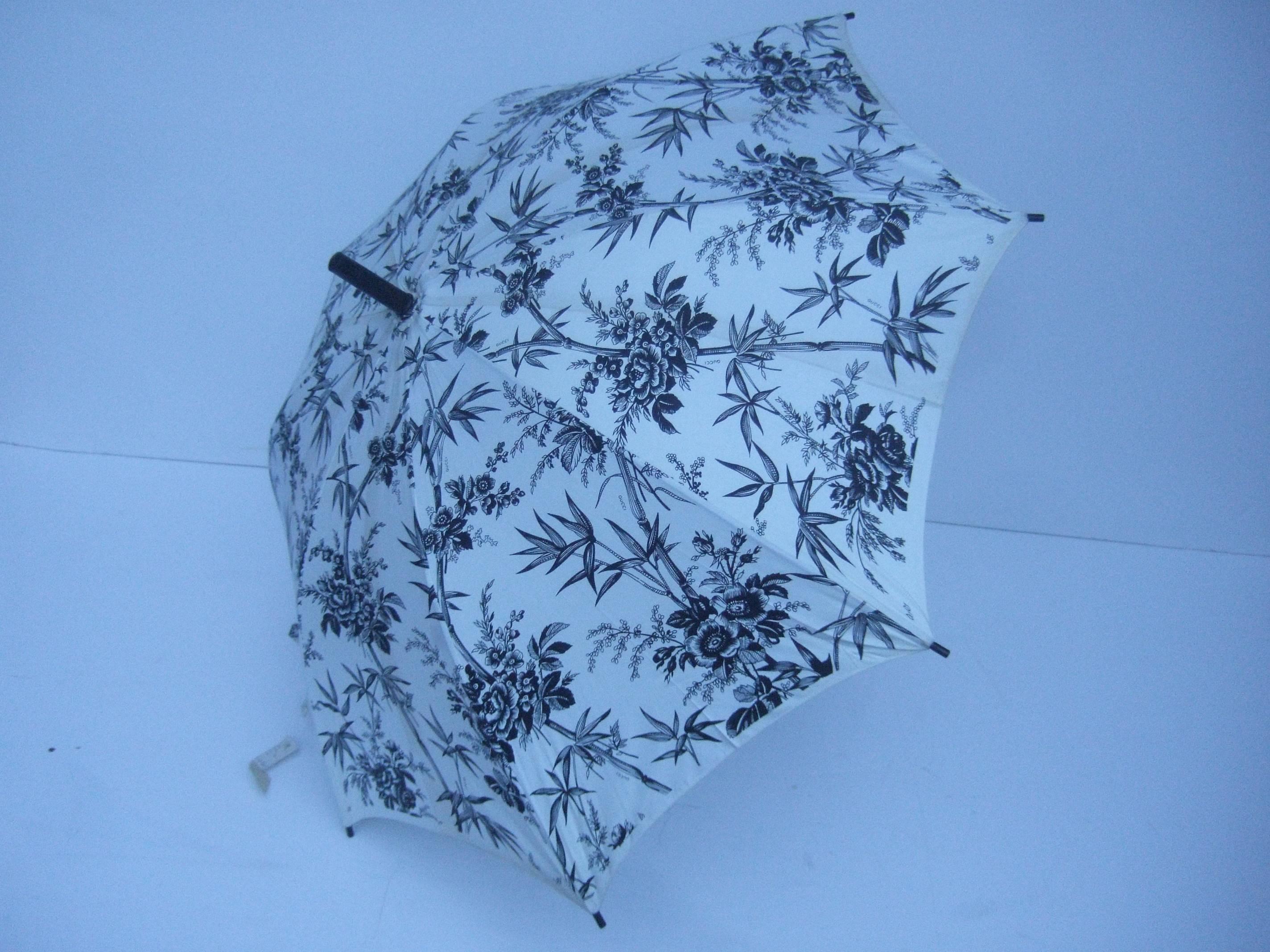 Gucci Italy Stylish Cotton Floral Print Umbrella c 1980s In Good Condition In University City, MO