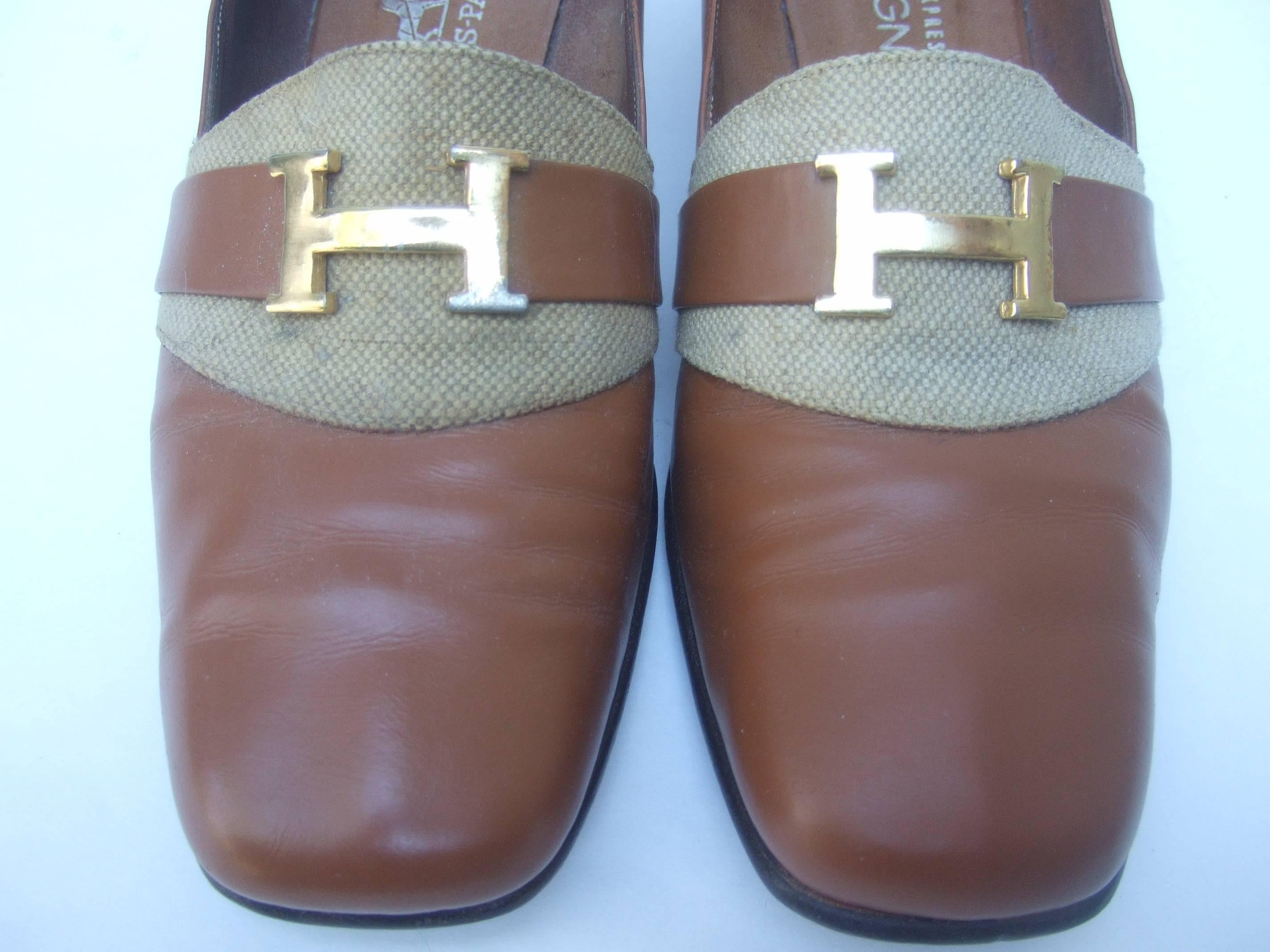 Hermes Paris Gilt H Buckle Brown Leather Pumps c 1970 In Good Condition In University City, MO