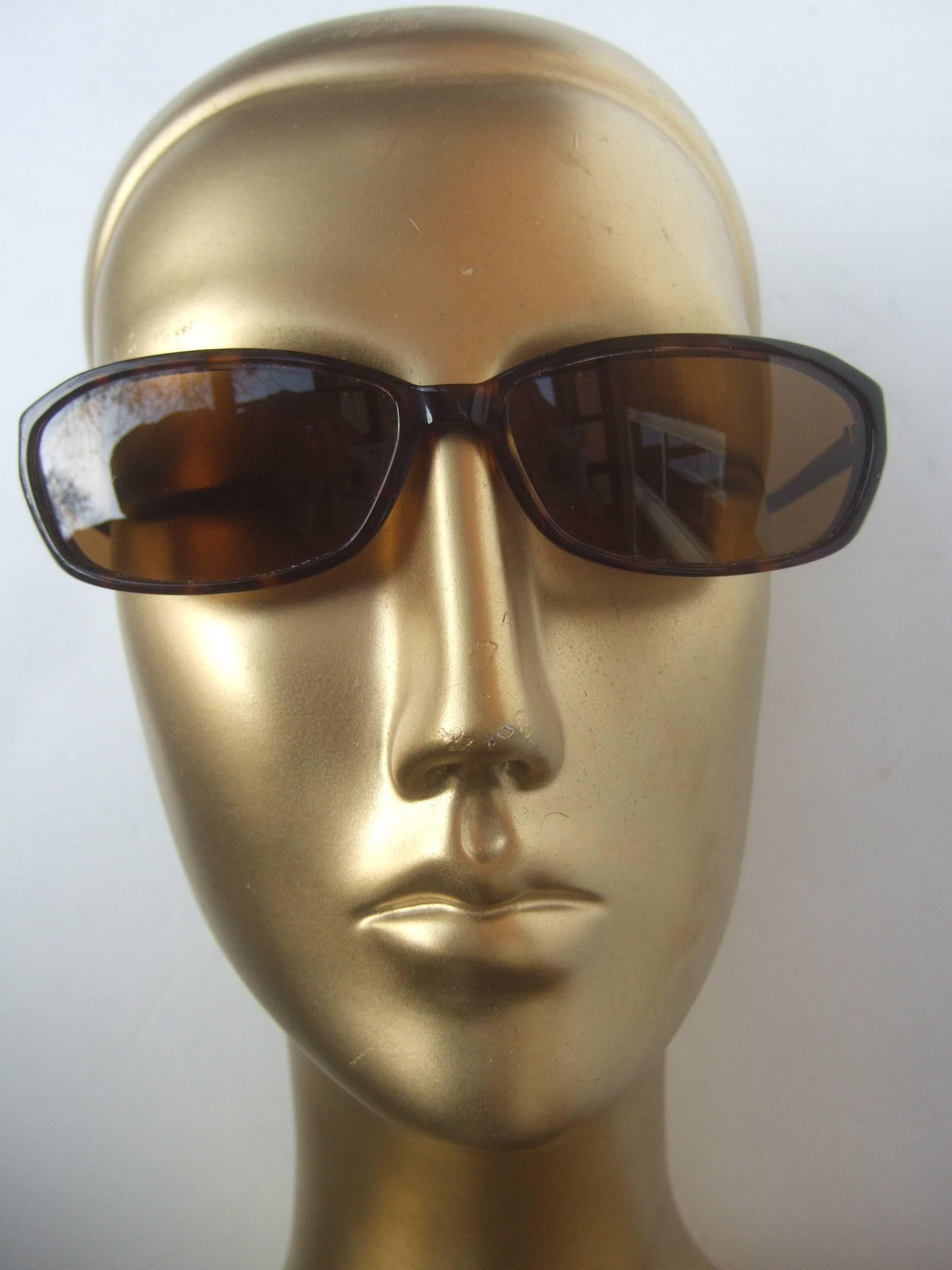 Moschino Tortoise Shell Brown Lucite Lens Sunglasses in Case In Good Condition For Sale In University City, MO