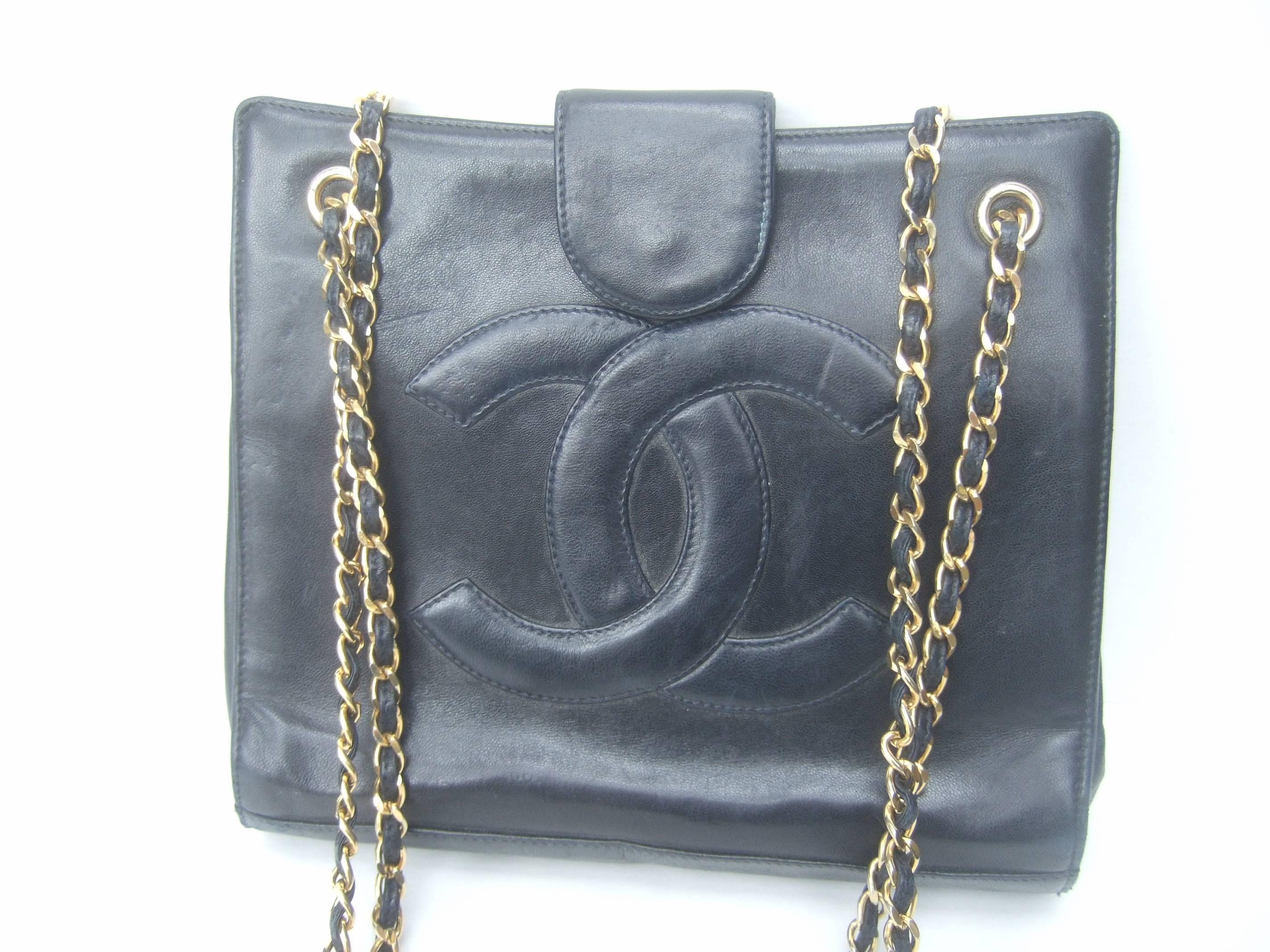 Nero Chanel Borsa a tracolla con tracolla a catena in pelle nera, anni '80 circa