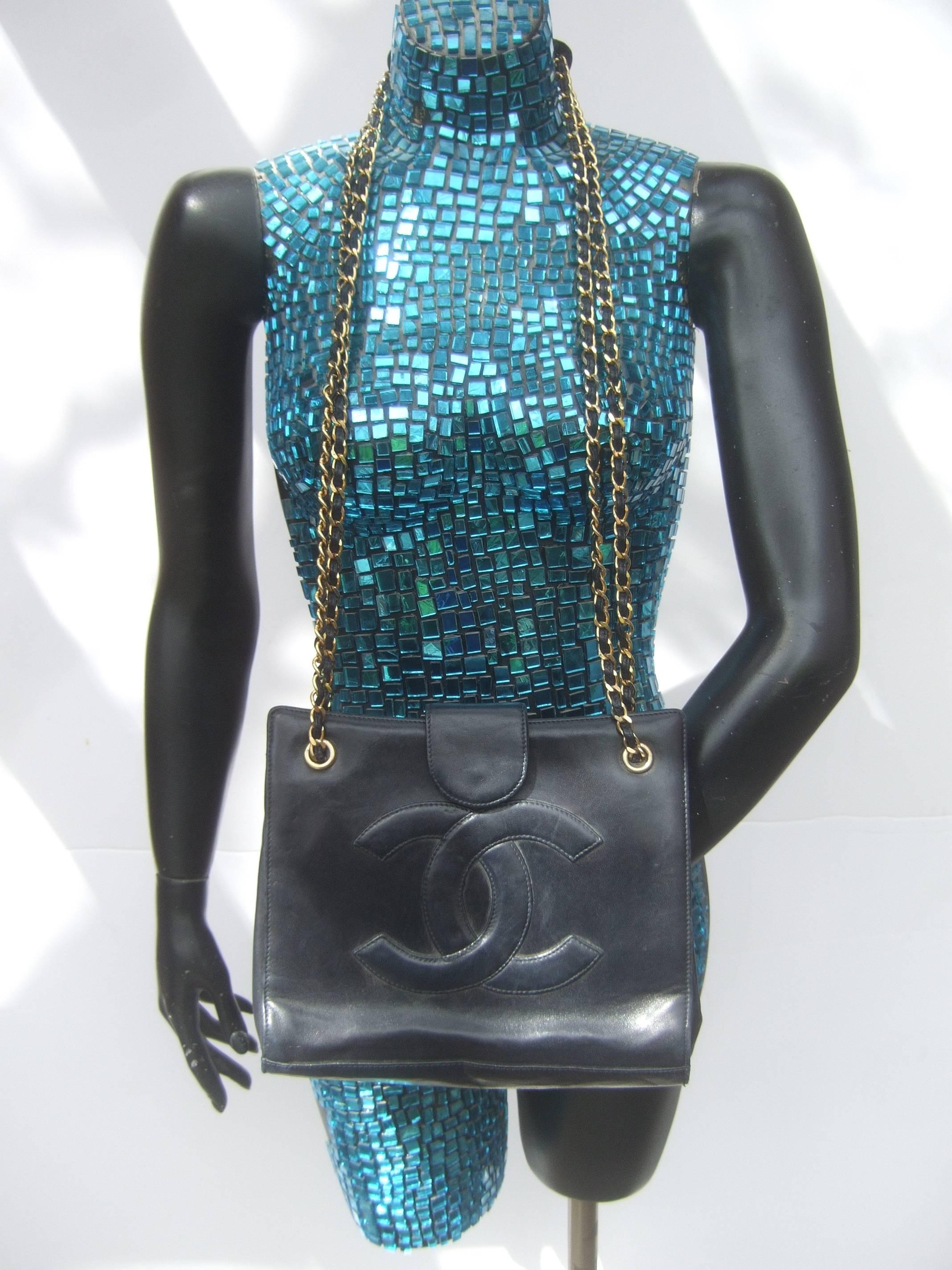Chanel Borsa a tracolla con tracolla a catena in pelle nera, anni '80 circa 2