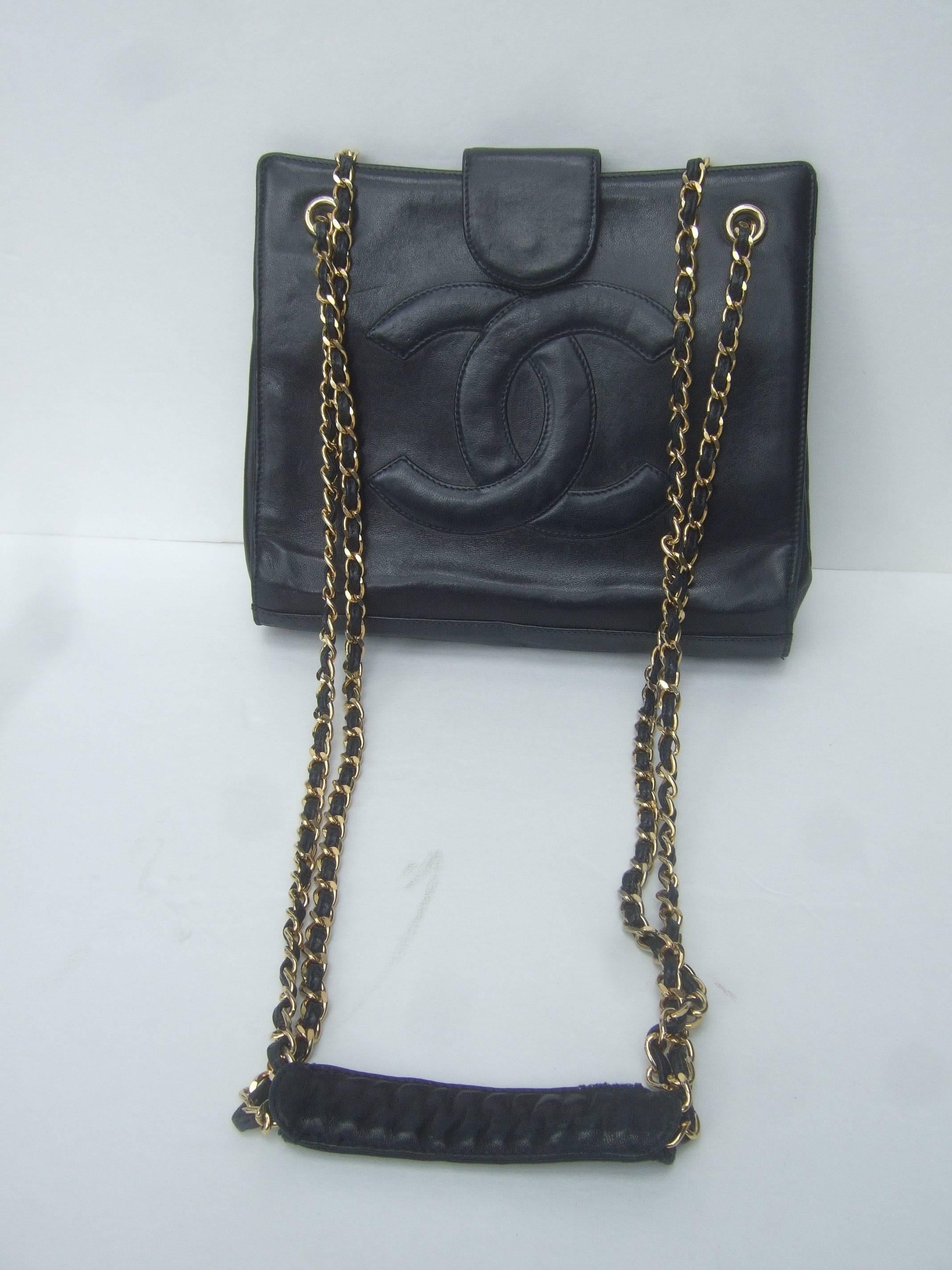 Chanel Borsa a tracolla con tracolla a catena in pelle nera, anni '80 circa In condizioni buone a University City, MO