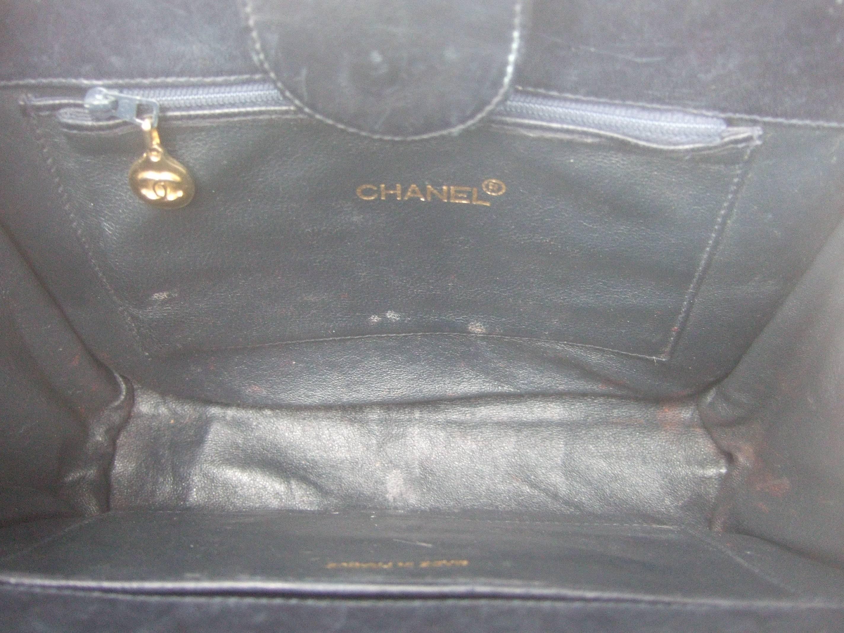 Chanel Borsa a tracolla con tracolla a catena in pelle nera, anni '80 circa 4