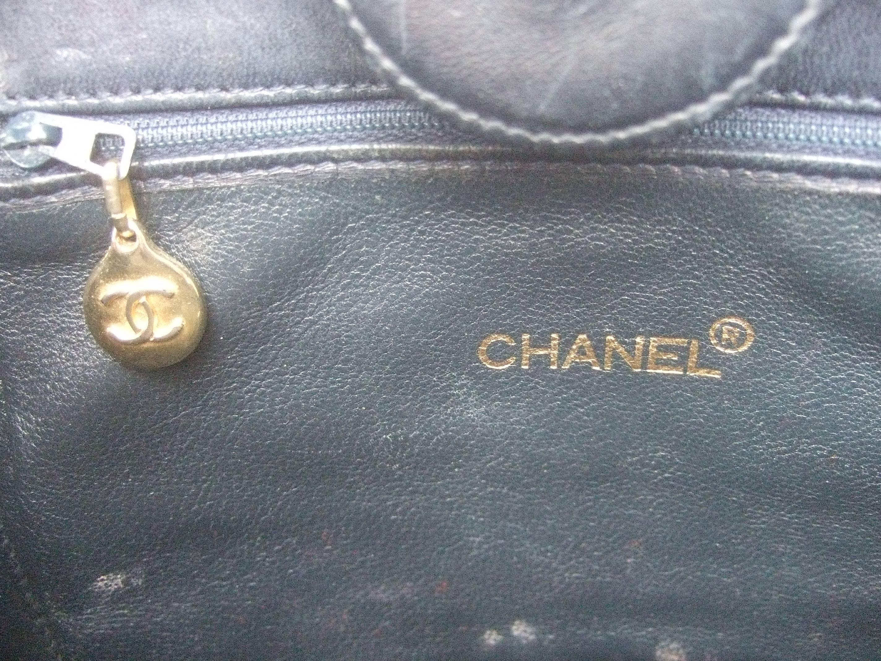 Chanel Borsa a tracolla con tracolla a catena in pelle nera, anni '80 circa 1