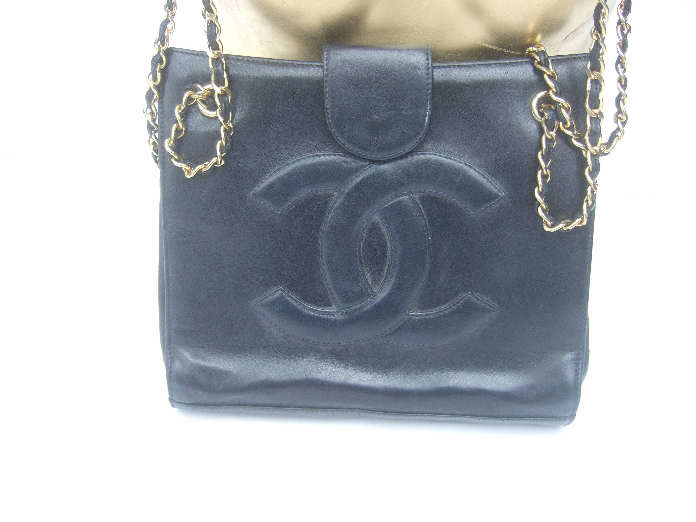 Chanel Borsa a tracolla con tracolla a catena in pelle nera, anni '80 circa 3