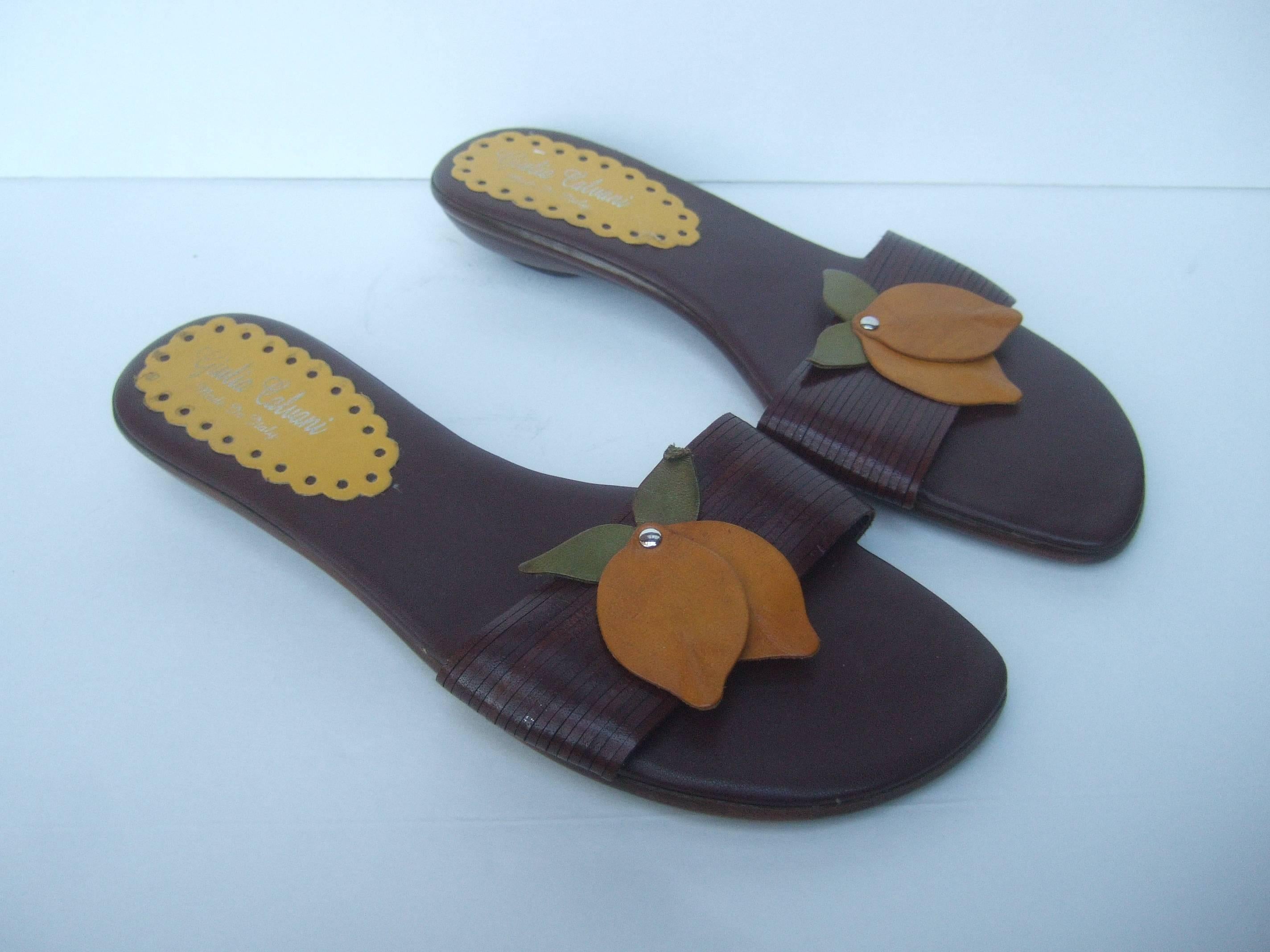 Skurrile italienische Sandalen aus Leder mit Zitronenapplikationen, US Größe 9  (Schwarz) im Angebot
