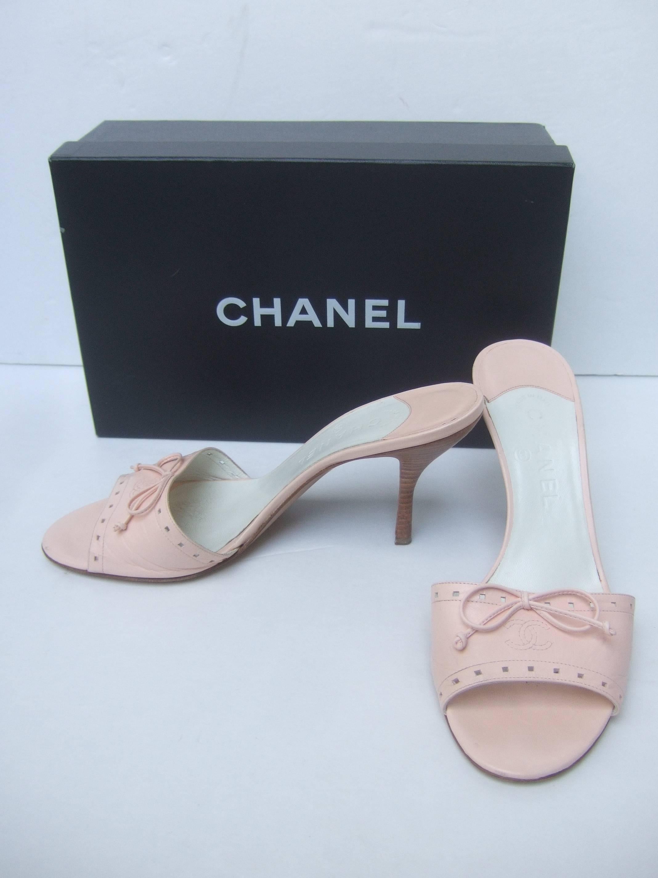 Chanel Classic Pale Pink Leather Mules in Box Size 40 In Good Condition In University City, MO