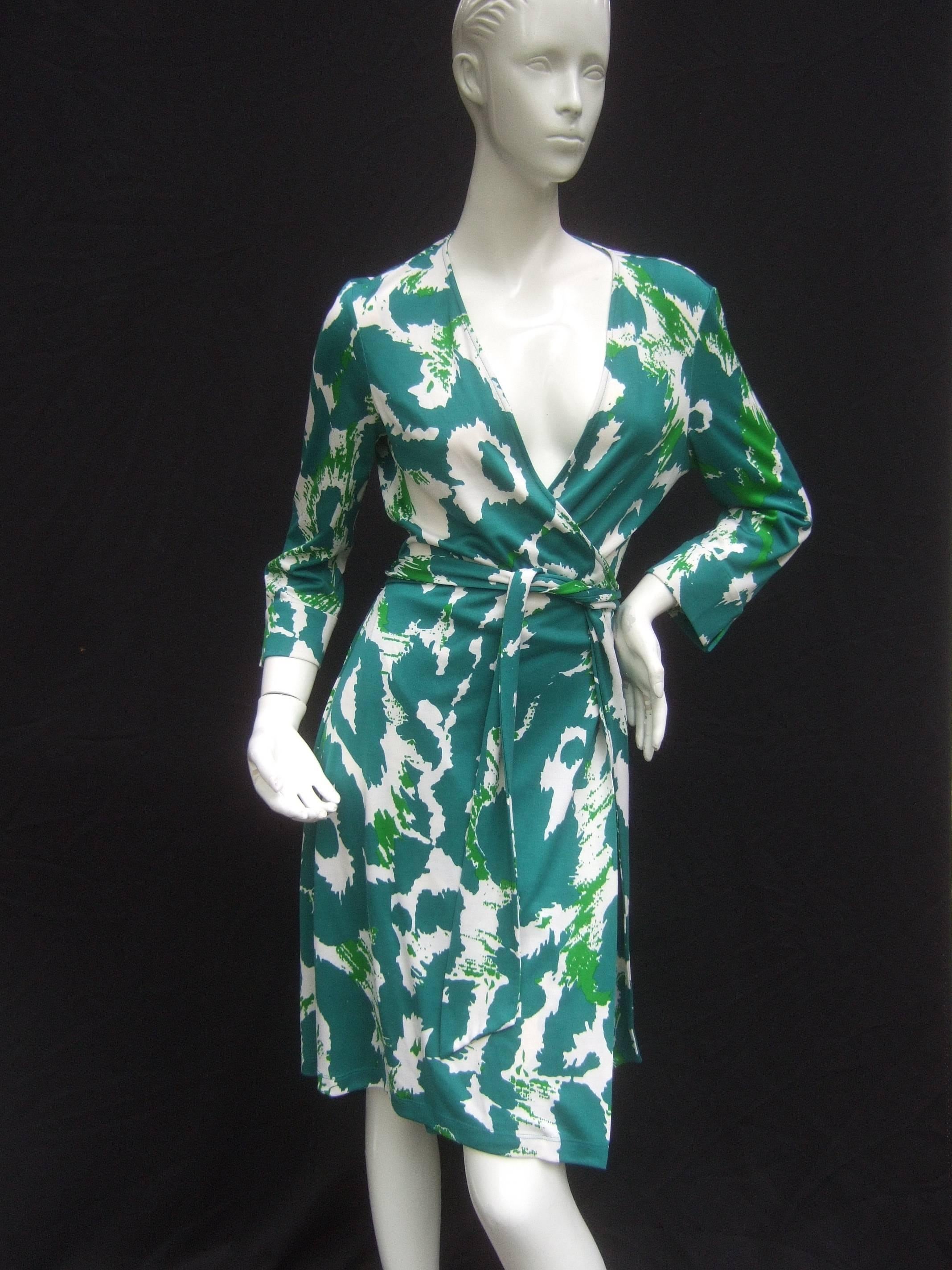 Diane von Furstenberg Silk Print Wrap Dress  In Excellent Condition In University City, MO