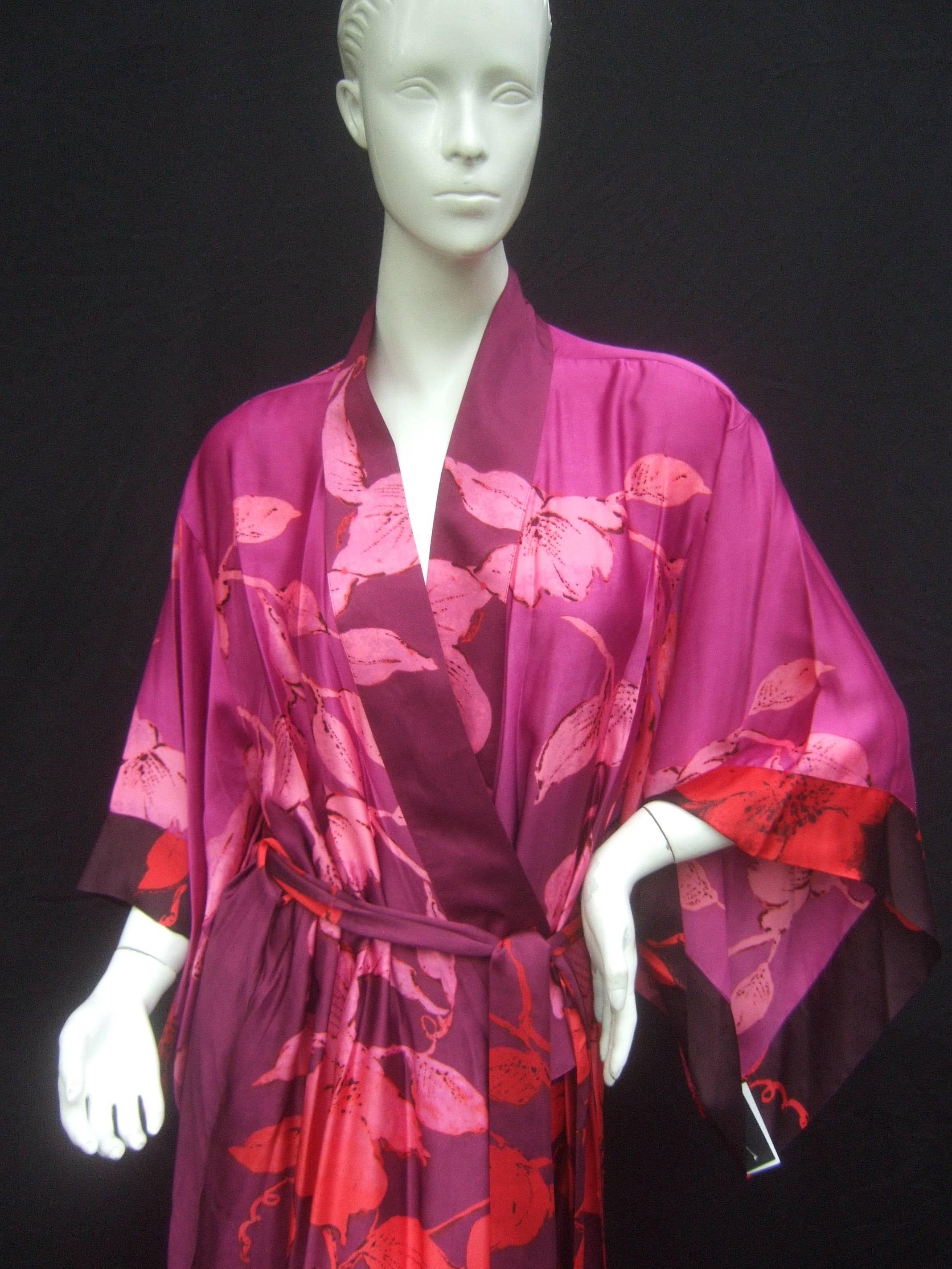 Natori Luxurious floral print robe New with tags 
The stylish robe has a Japanese influence
both in the silhouette and bold floral print 

The sumptuous fabric is illustrated with 
a profusion of flowers. The top section
has a mauve background