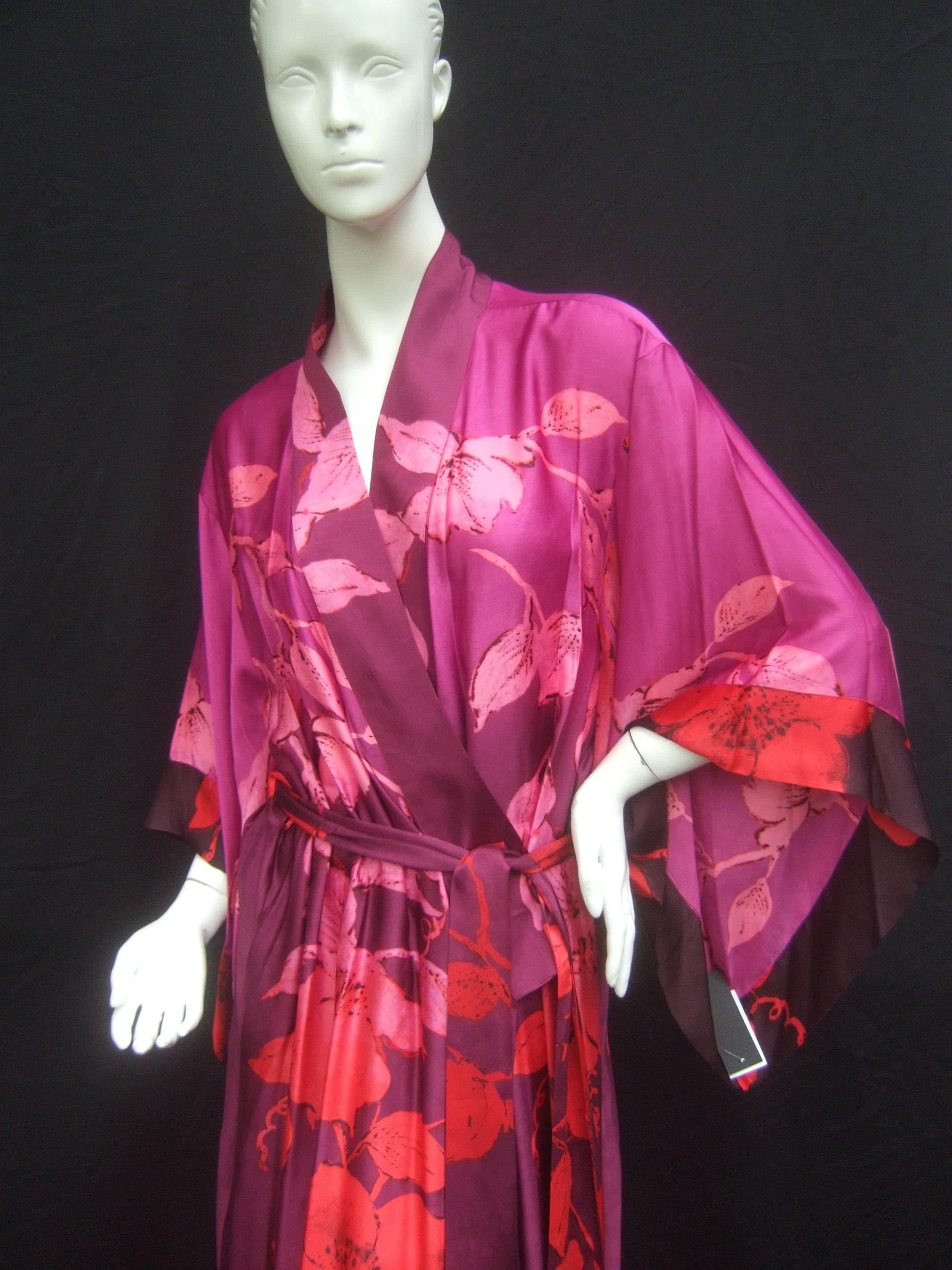 Natori Luxurious Floral Print Robe New With Tags  In New Condition In University City, MO