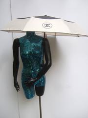 Parapluie en nylon noir et ivoire de Chanel dans une boîte Chanel