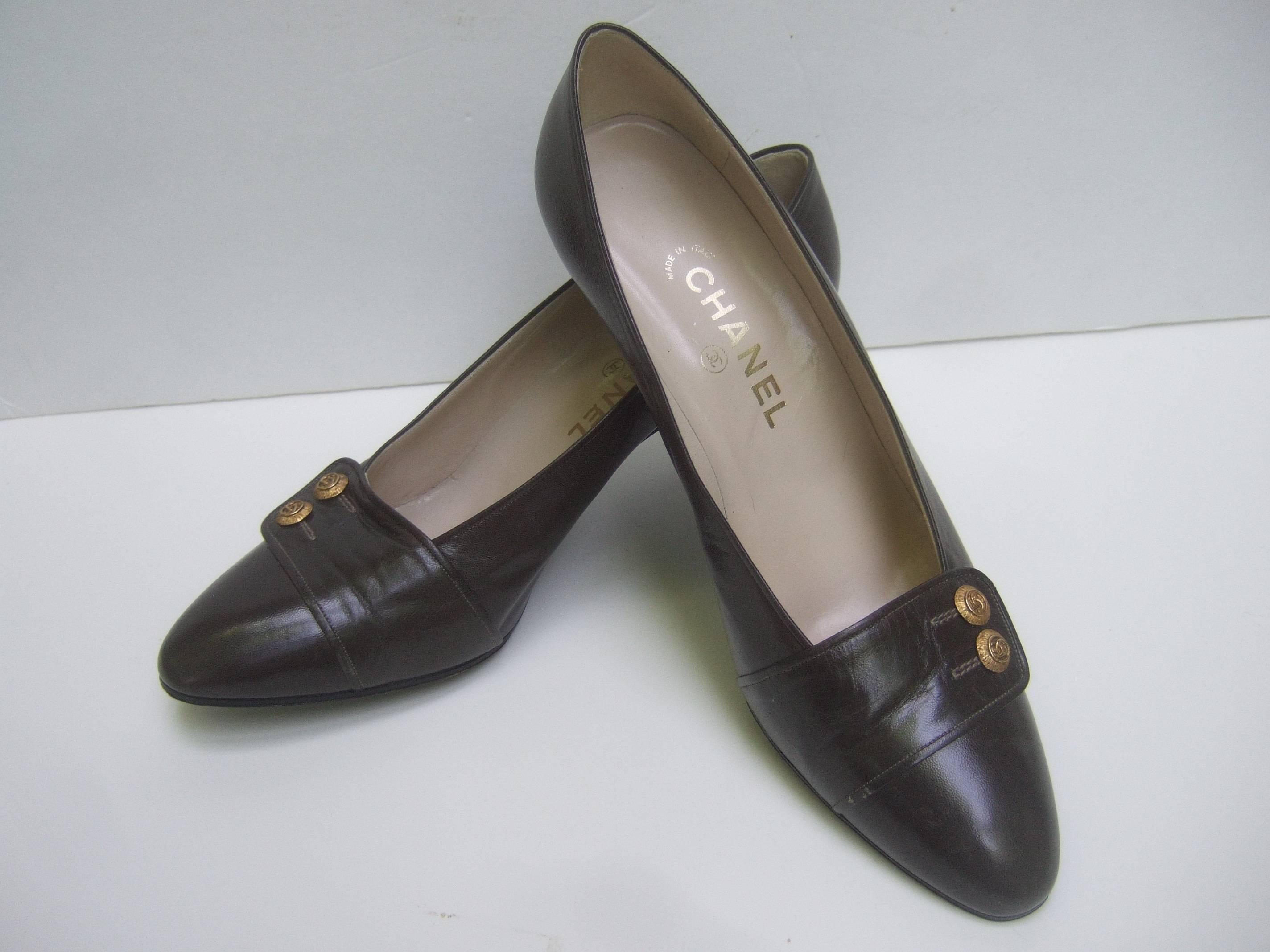 Chanel Classic gray / brown leather pumps
The stylish leather pumps are designed with 
muted gray / brown leather color covering 

Each shoe is adorned with a pair of small
gilt metal decorative buttons with Chanel's 
iconic C.C. interlocked