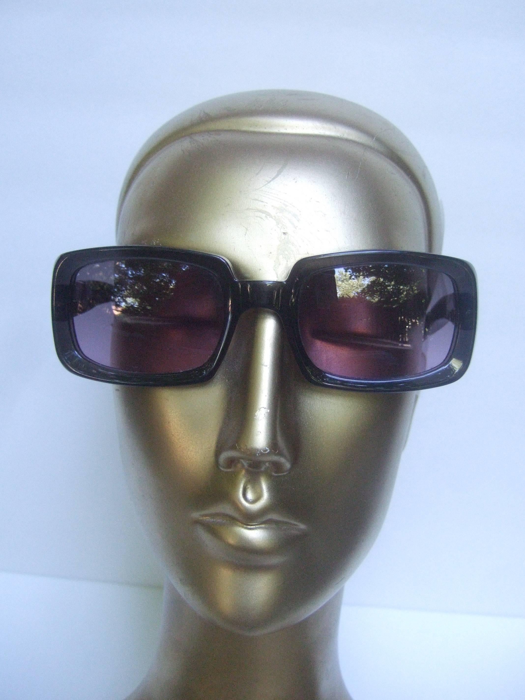Valentino Sleek Ebony Lavender Lens Sunglasses Made in Italy  In Excellent Condition In University City, MO